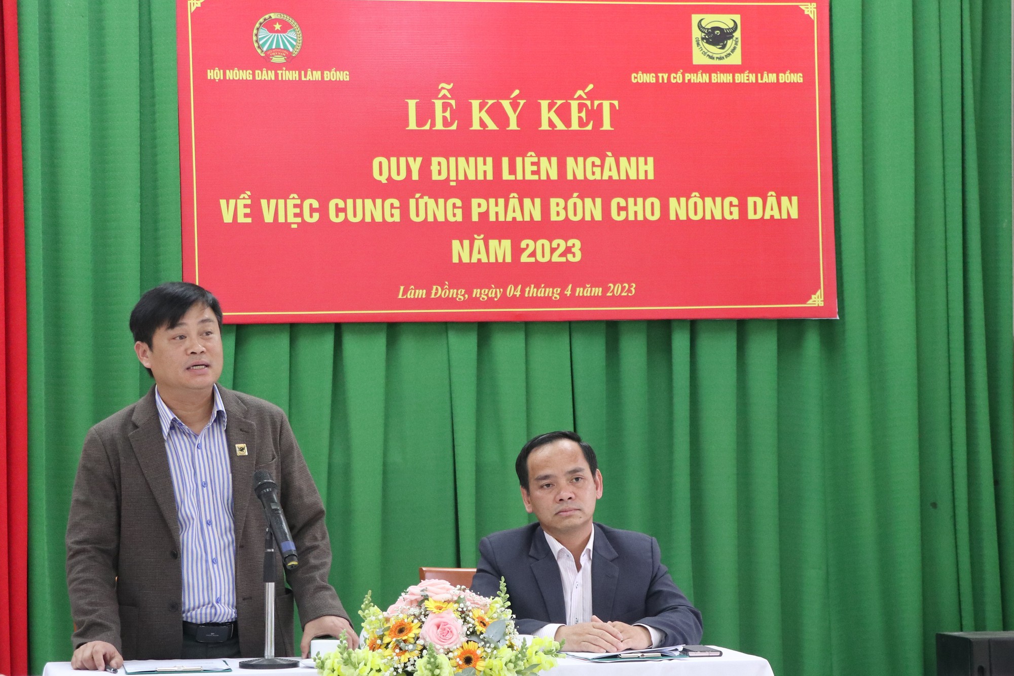 Hội Nông dân tỉnh Lâm Đồng và Công ty CP Bình Điền Lâm Đồng hợp tác cung ứng phân cho hội viên nông dân - Ảnh 2.