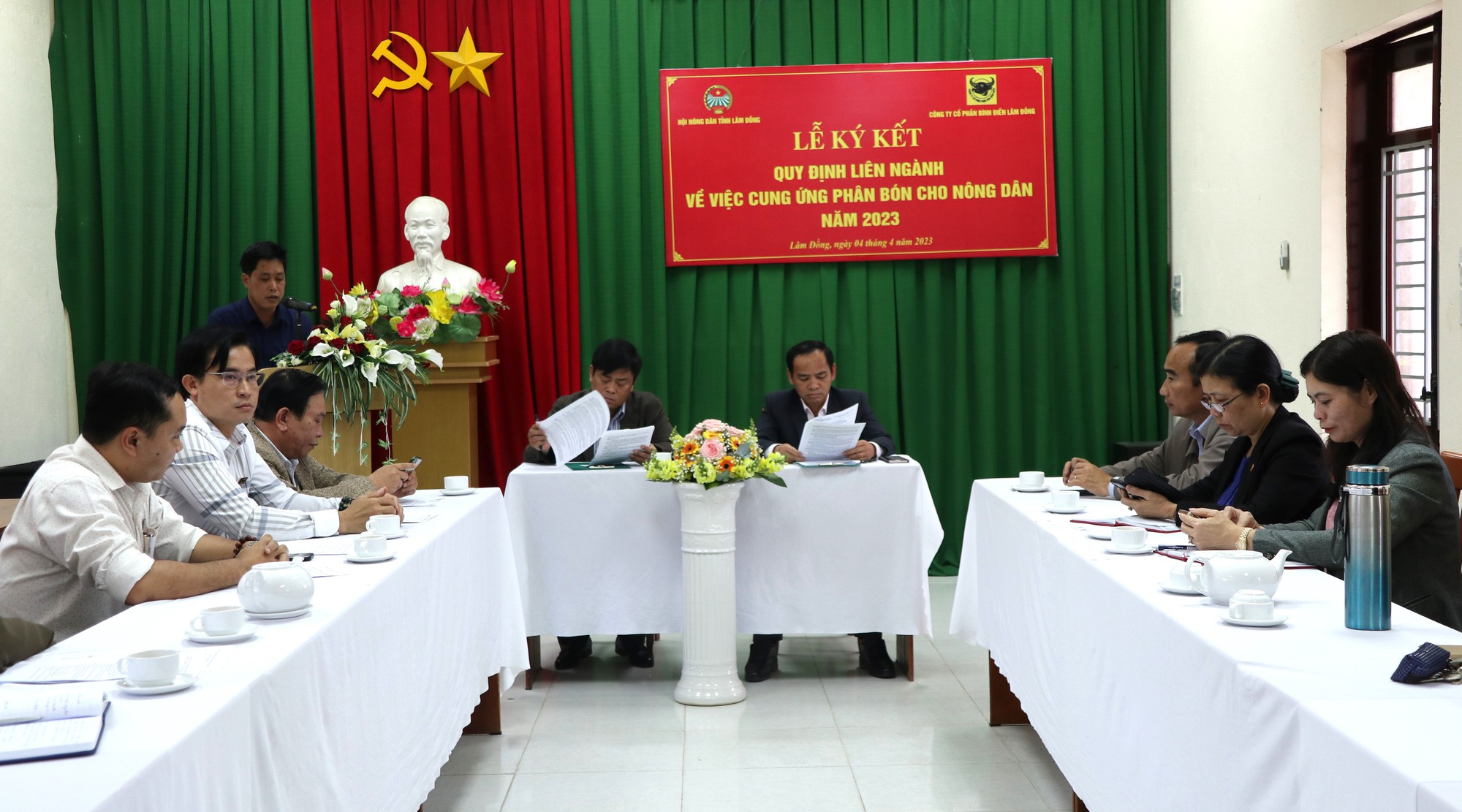 Hội Nông dân tỉnh Lâm Đồng và Công ty CP Bình Điền Lâm Đồng hợp tác cung ứng phân cho hội viên nông dân - Ảnh 1.