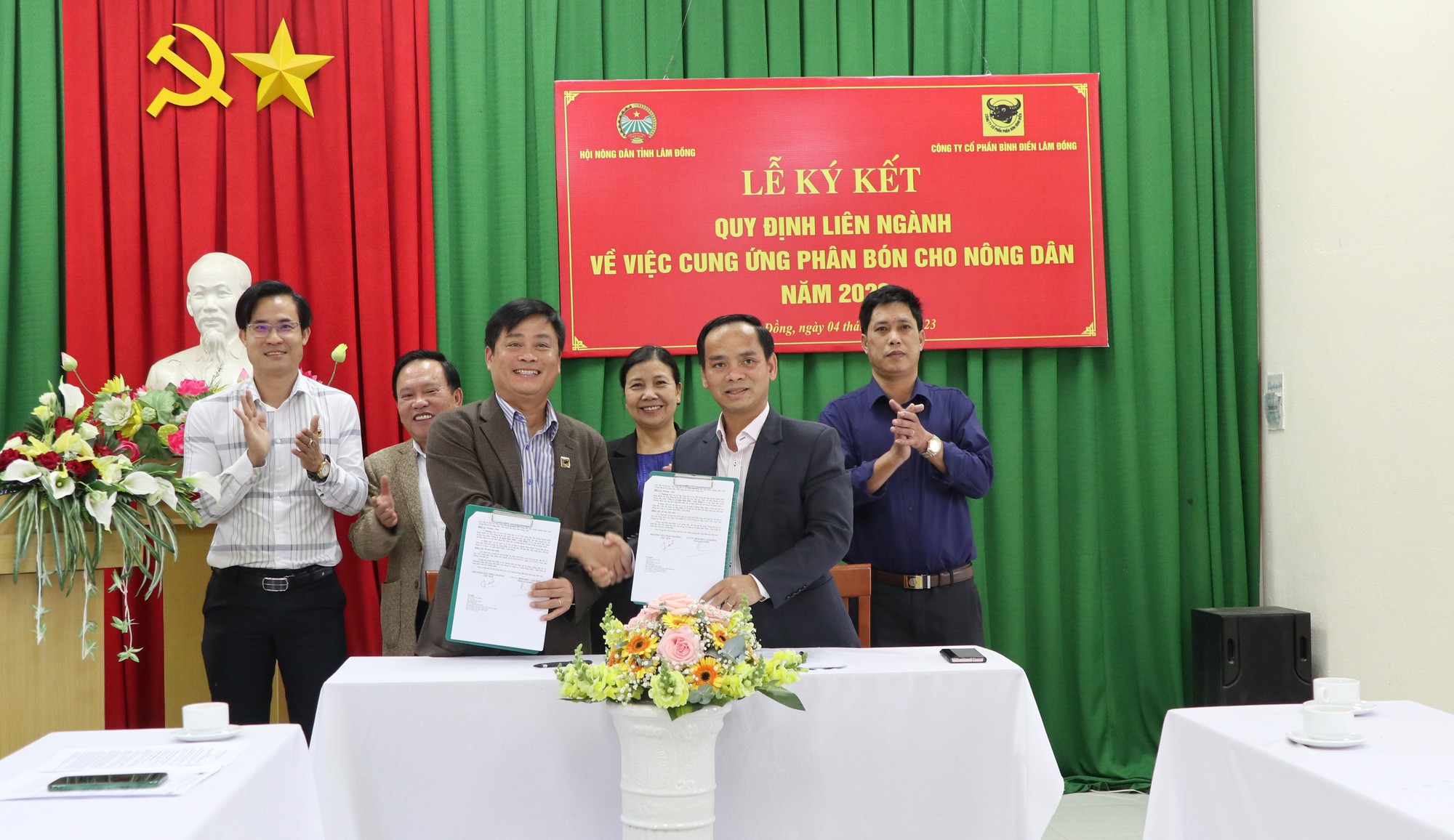 Hội Nông dân tỉnh Lâm Đồng và Công ty CP Bình Điền Lâm Đồng hợp tác cung ứng phân cho hội viên nông dân - Ảnh 3.