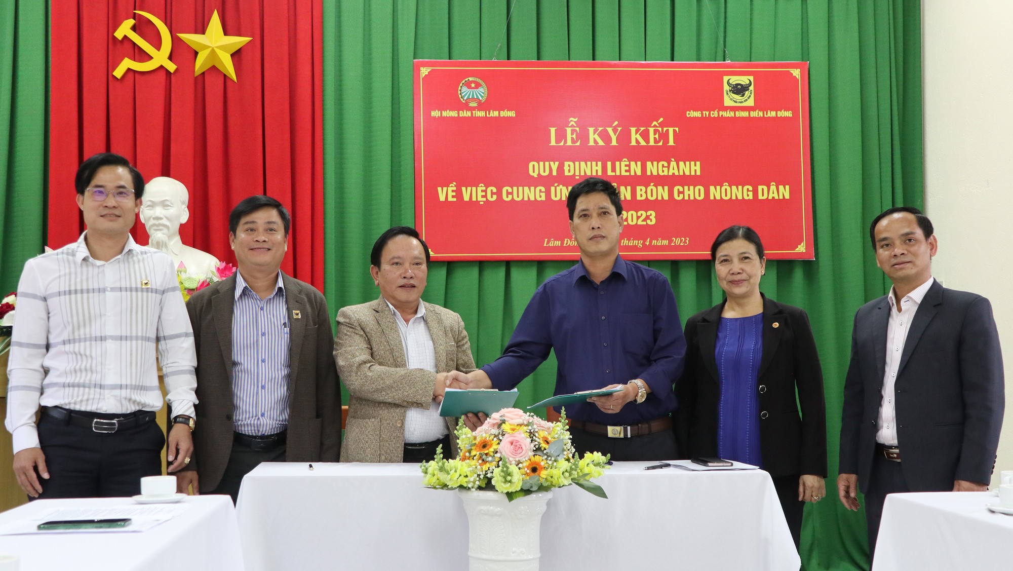 Hội Nông dân tỉnh Lâm Đồng và Công ty CP Bình Điền Lâm Đồng hợp tác cung ứng phân cho hội viên nông dân - Ảnh 4.