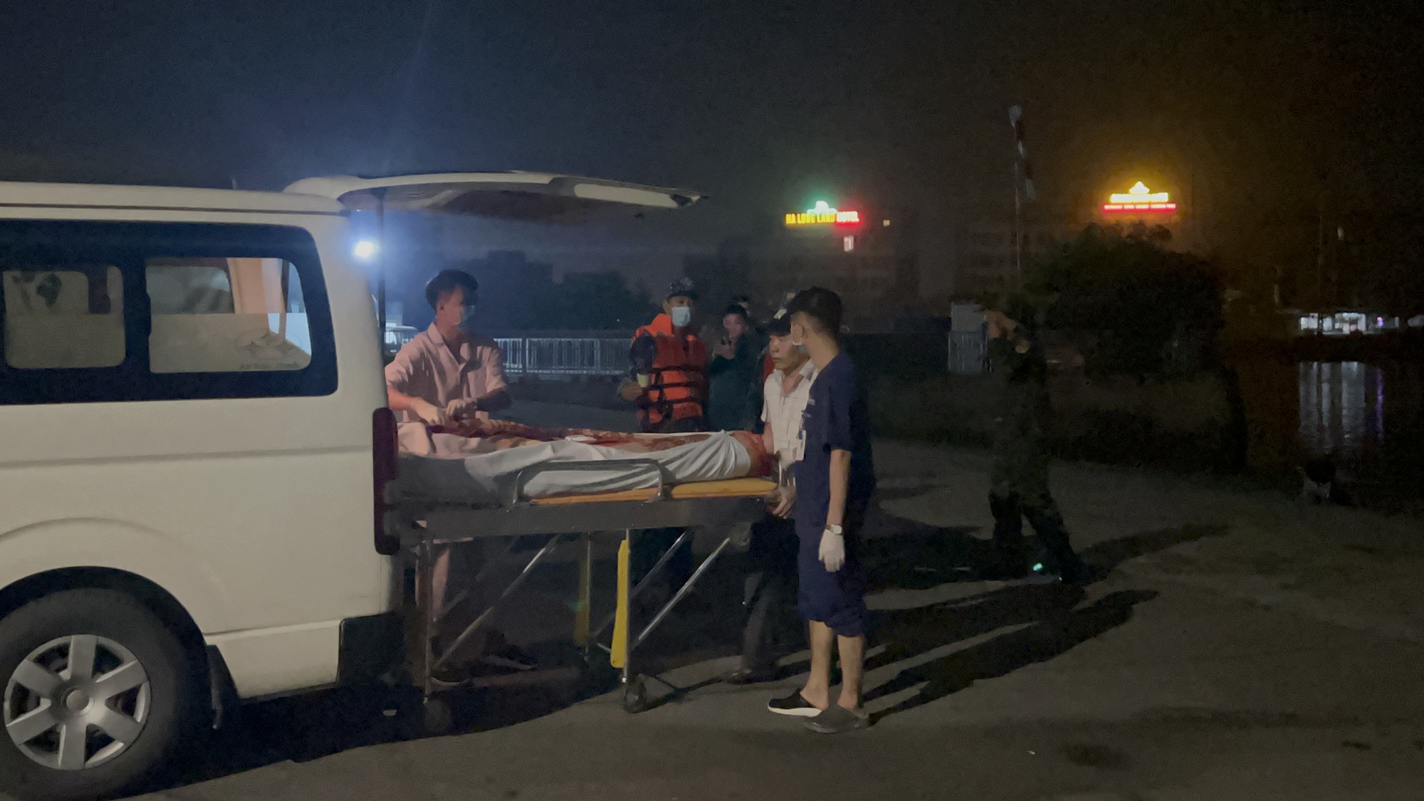 Đưa thi thể nạn nhân vụ rơi máy bay trên biển Quảng Ninh về nhà tang lễ trong đêm - Ảnh 2.