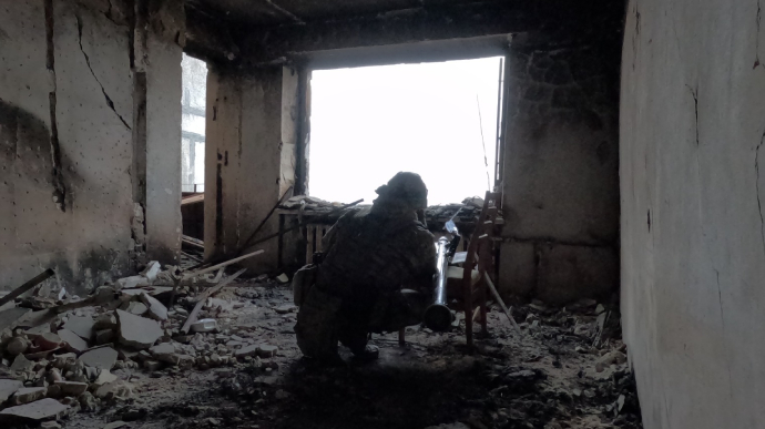 Chiến sự Ukraine: TT Zelensky tuyên bố chỉ rút quân khỏi Bakhmut khi điều này xảy ra; lính Ukraine chiến đấu giành từng ngôi nhà - Ảnh 1.