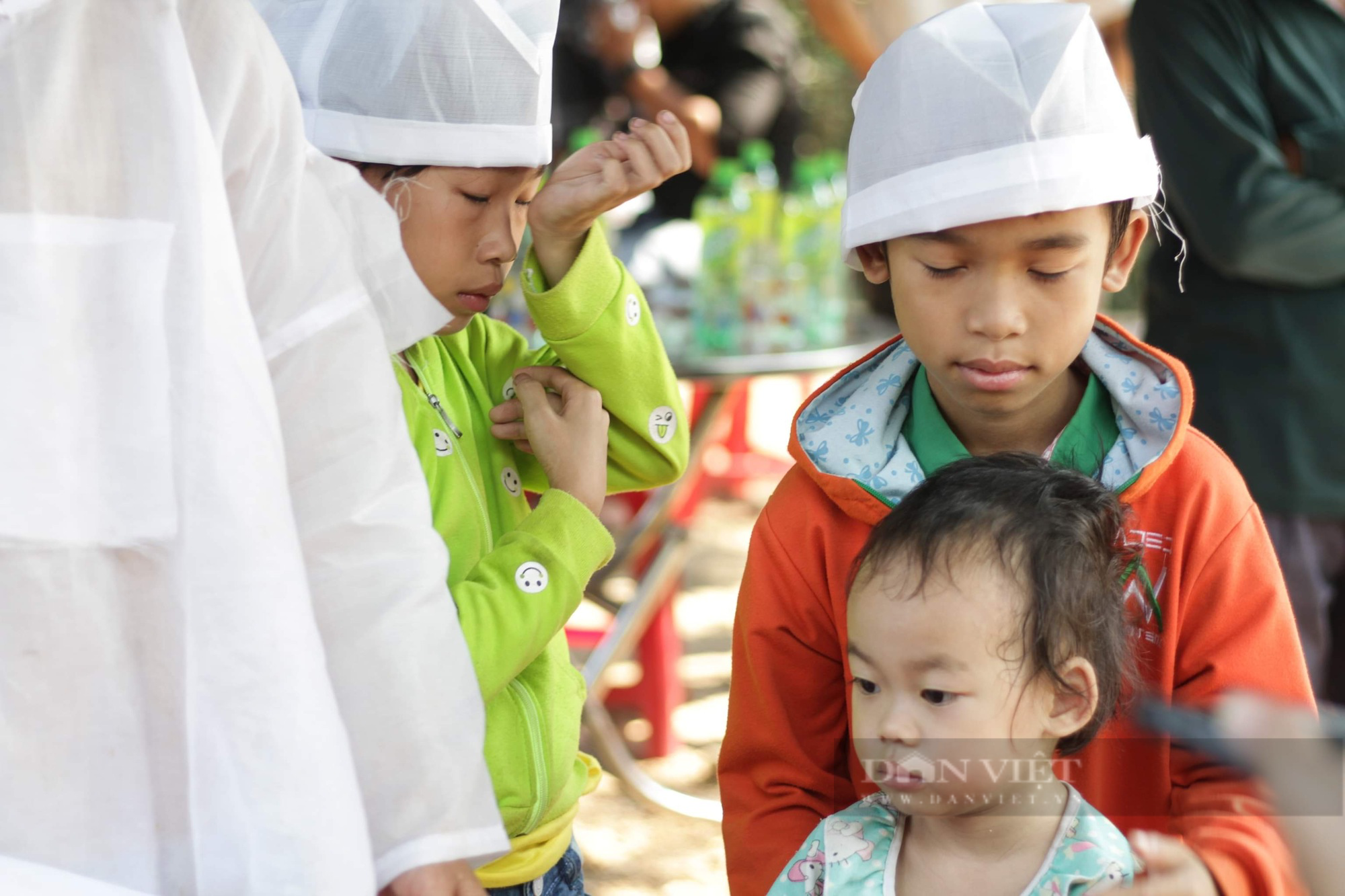 Chỉ vỏn vẹn 1 ngày, 1 thôn ở Bình Định tổ chức liên tiếp 3 đám tang đẫm nước mắt - Ảnh 3.