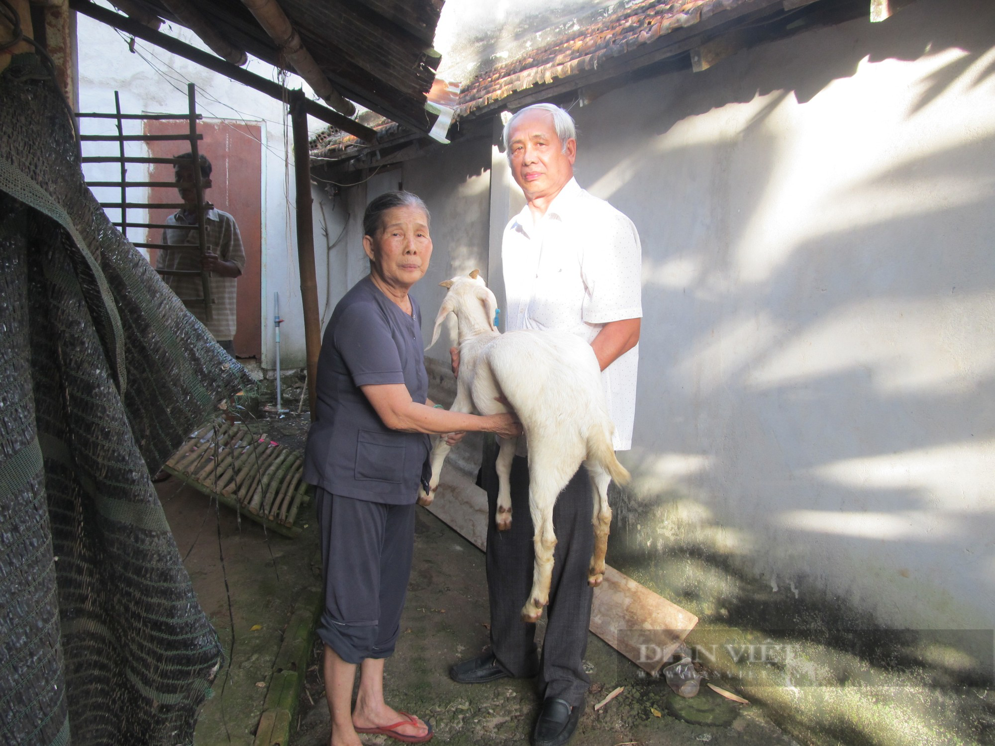 Bà Rịa - Vũng Tàu: Hội Nông dân xã Long Phước tặng bò, dê, heo rừng, phấn đấu giúp 15 hộ thoát nghèo - Ảnh 4.