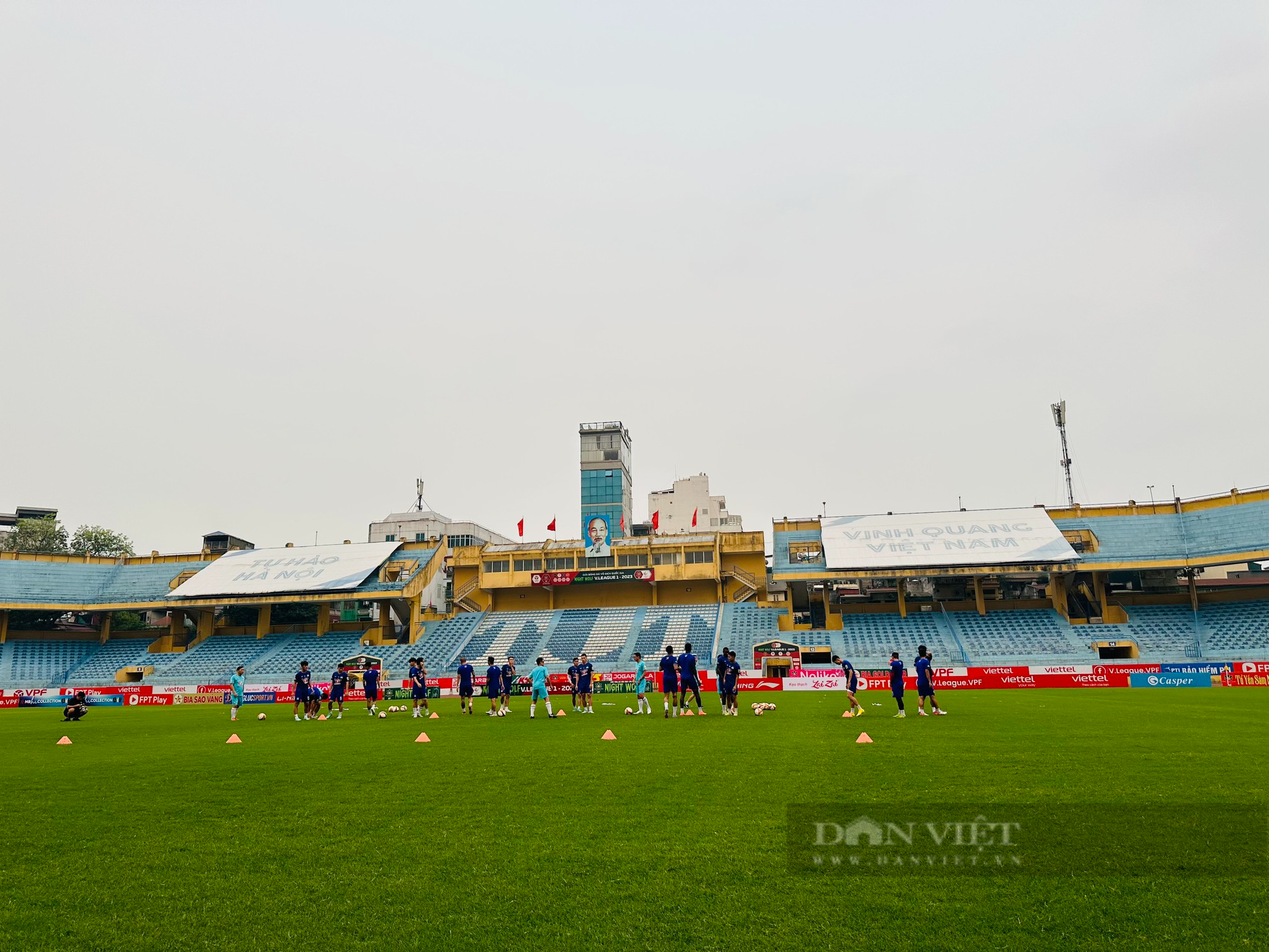 Mặt cỏ sân Hàng Đẫy xanh mướt trước trận HAGL - Viettel FC - Ảnh 1.