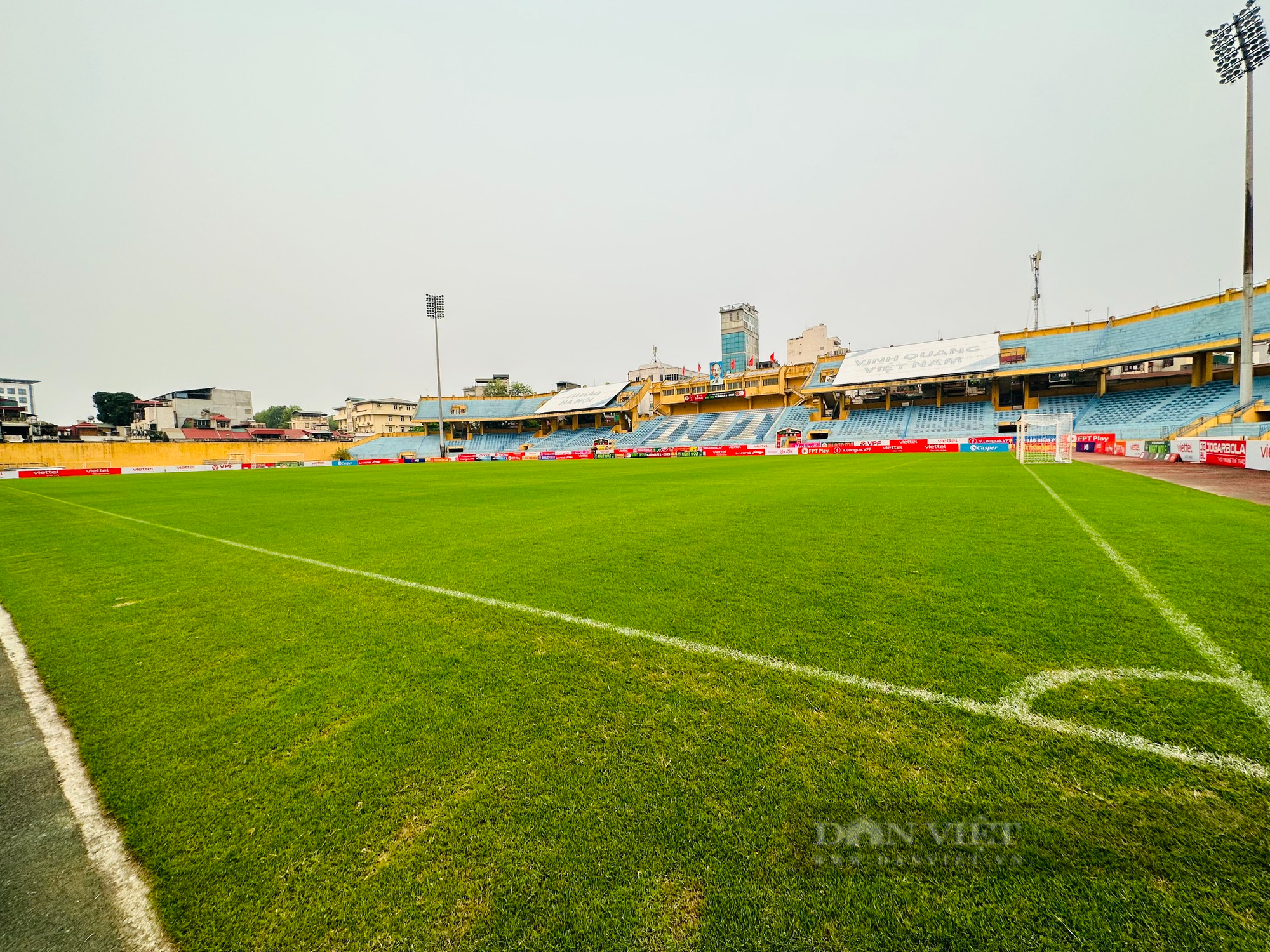 Mặt cỏ sân Hàng Đẫy xanh mướt trước trận HAGL - Viettel FC - Ảnh 3.