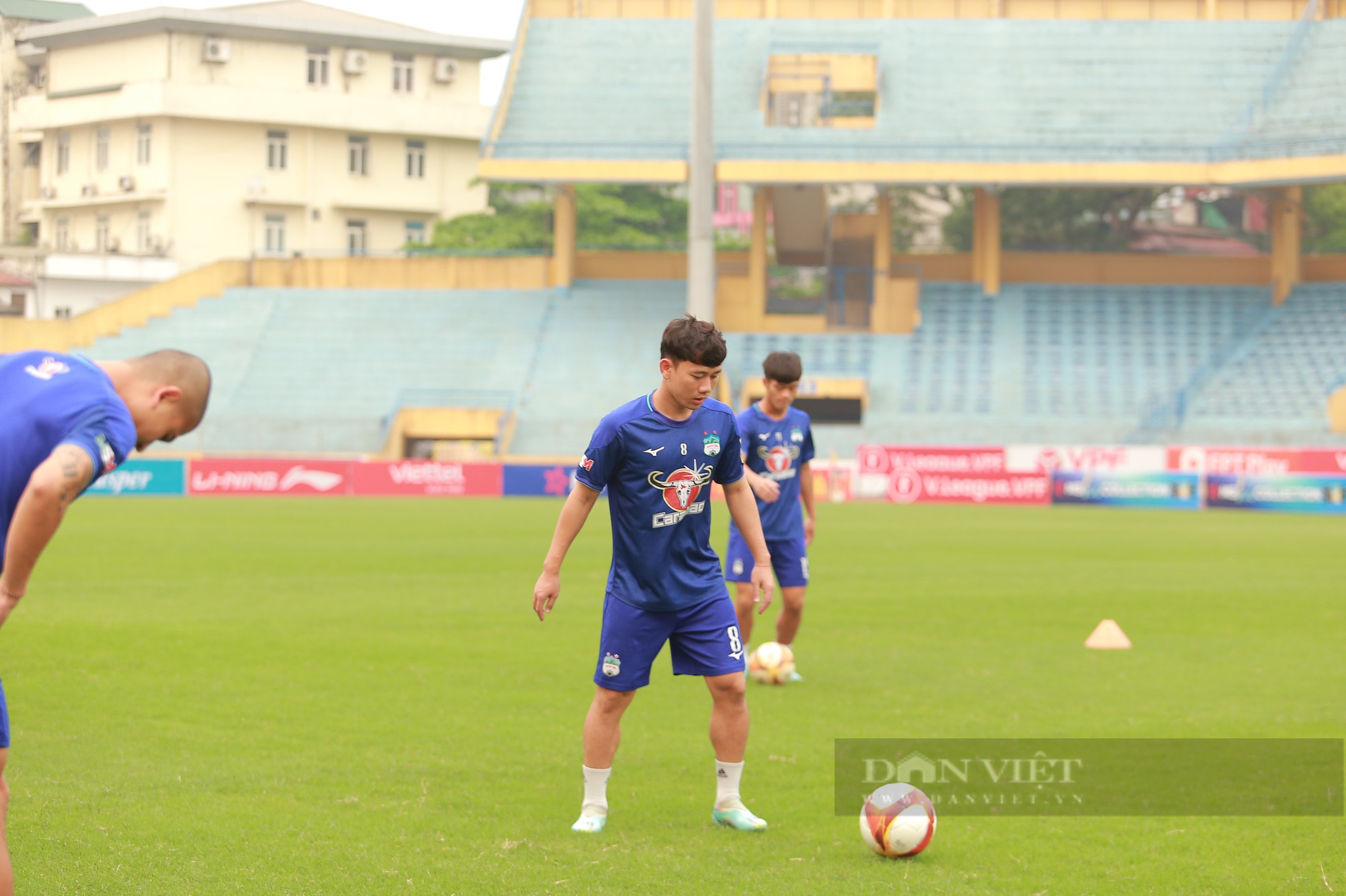 Mặt cỏ sân Hàng Đẫy xanh mướt trước trận HAGL - Viettel FC - Ảnh 7.