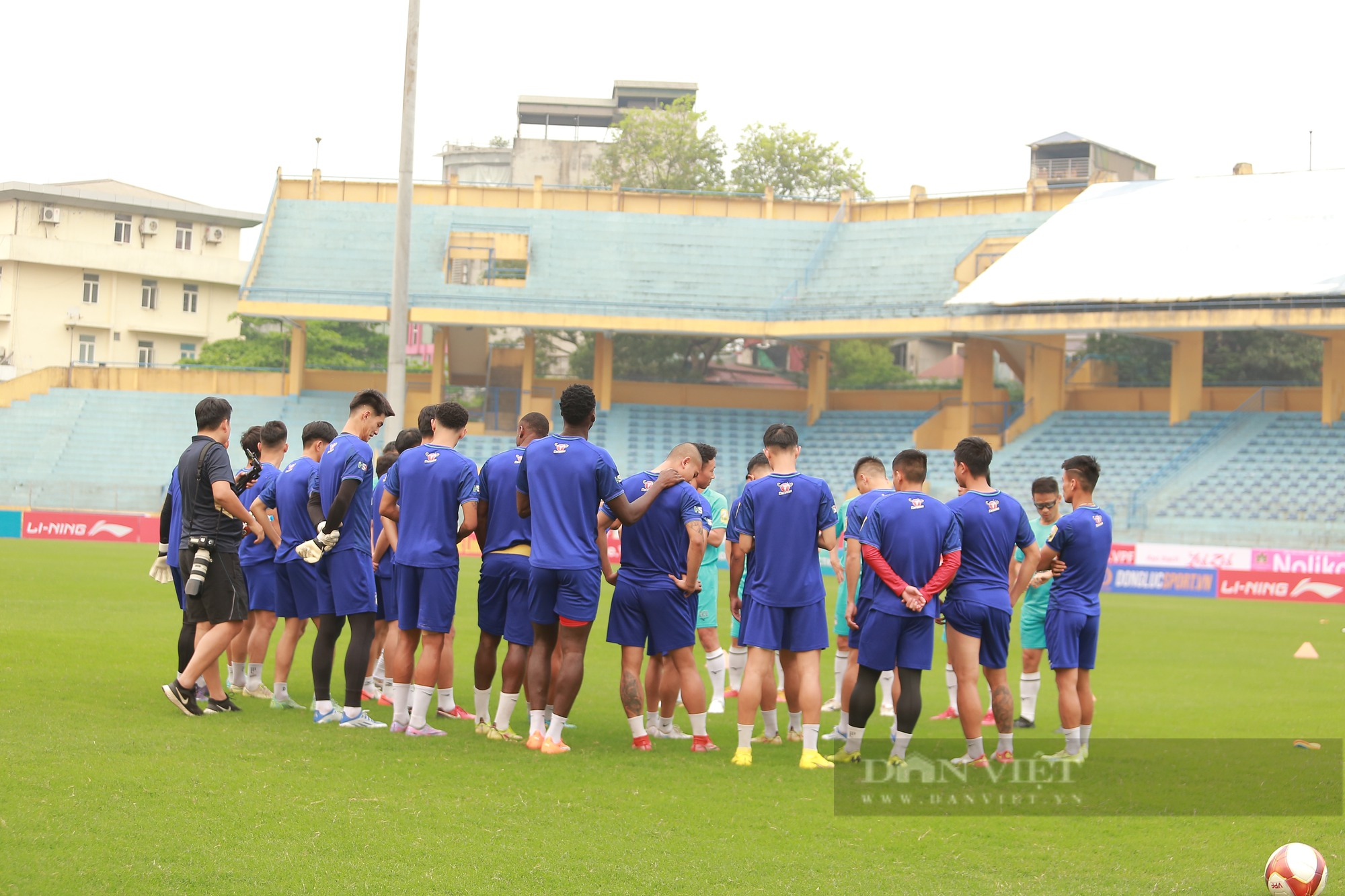 Mặt cỏ sân Hàng Đẫy xanh mướt trước trận HAGL - Viettel FC - Ảnh 9.