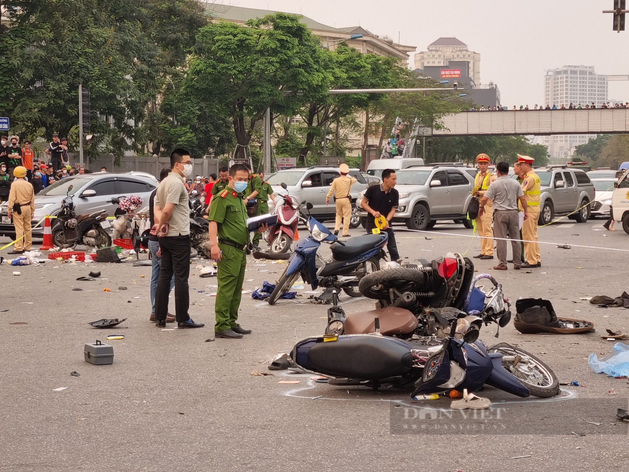 Hiện trường vụ &quot;xe điên&quot; ở đường Võ Chí Công đâm liên hoàn, nhiều người bị thương - Ảnh 2.