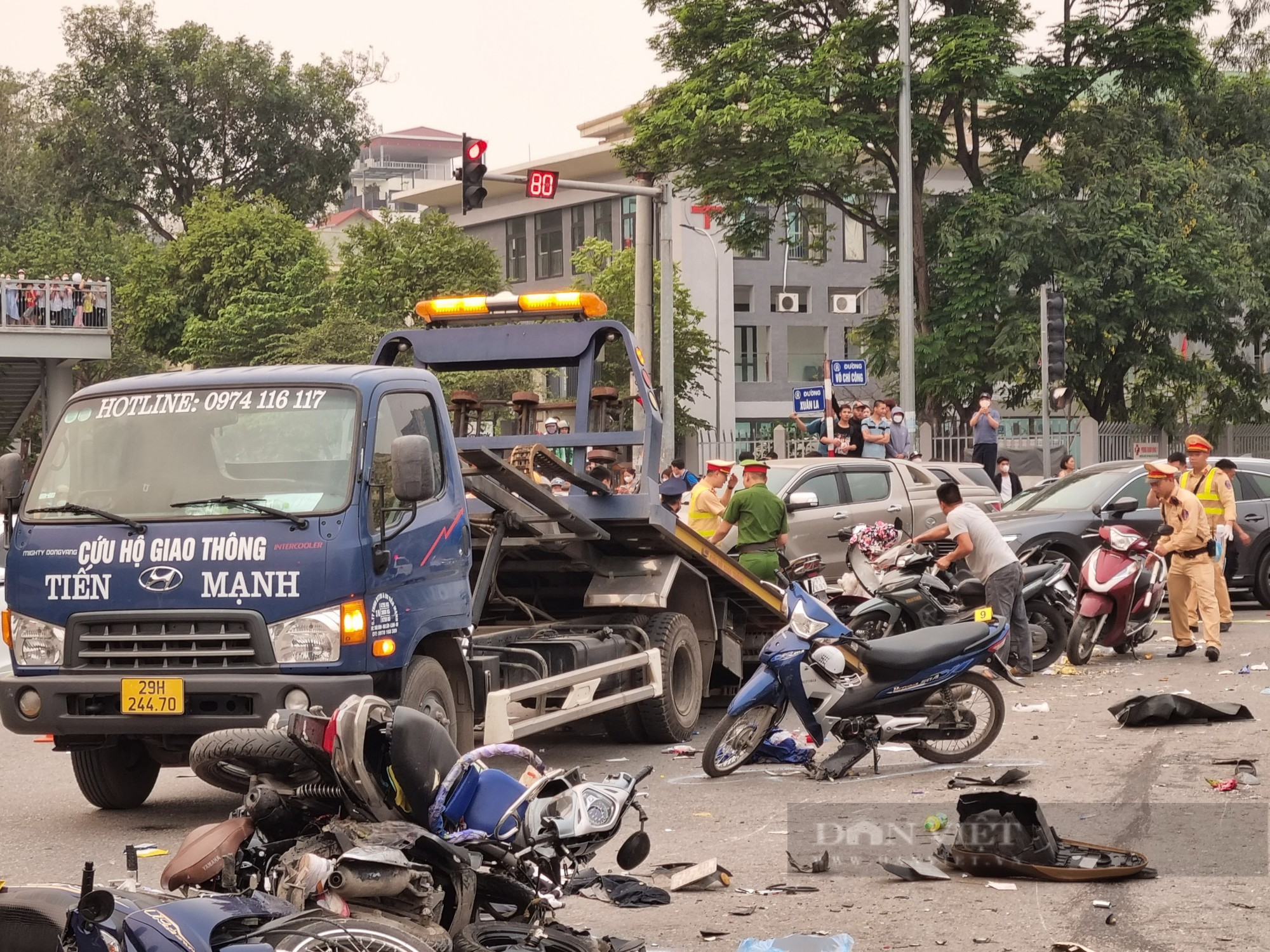 Ảnh mới nhất tại hiện trường vụ &quot;xe điên&quot; ở đường Võ Chí Công, la liệt người bị thương - Ảnh 11.