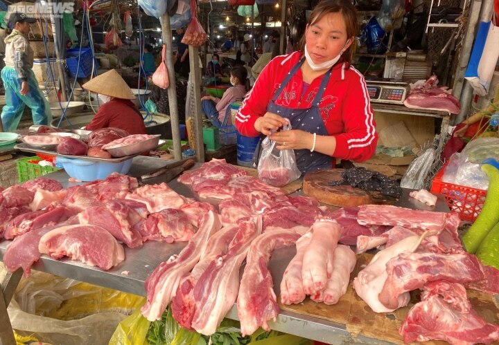 Giá heo hơi chạm đáy: Vì sao người tiêu dùng vẫn phải mua thịt heo giá cao ngất?