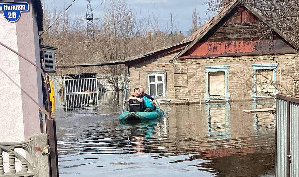 Nổ lớn rung chuyển Melitopol; vỡ đập ở Kramatorsk; Nga triển khai 6 tàu tên lửa tới Biển Đen - Ảnh 6.