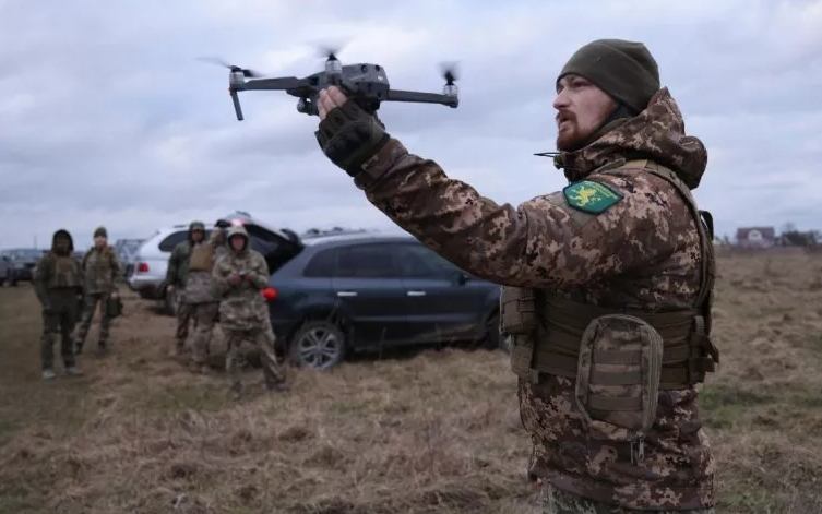 Cảnh tượng lần đầu được ghi lại: Hai UAV Nga-Ukraine lao vào 'chiến' nhau, kết quả bất ngờ