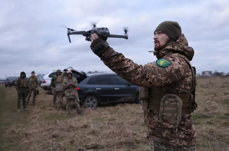 Cảnh tượng lần đầu được ghi lại: Hai UAV Nga-Ukraine lao vào 'chiến' nhau, kết quả bất ngờ - Ảnh 2.