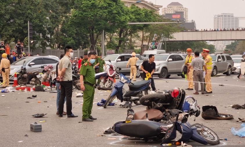 Diễn biến mới nhất vụ &quot;xe điên&quot; ở đường Võ Chí Công đâm liên hoàn, nhiều người bị thương - Ảnh 1.