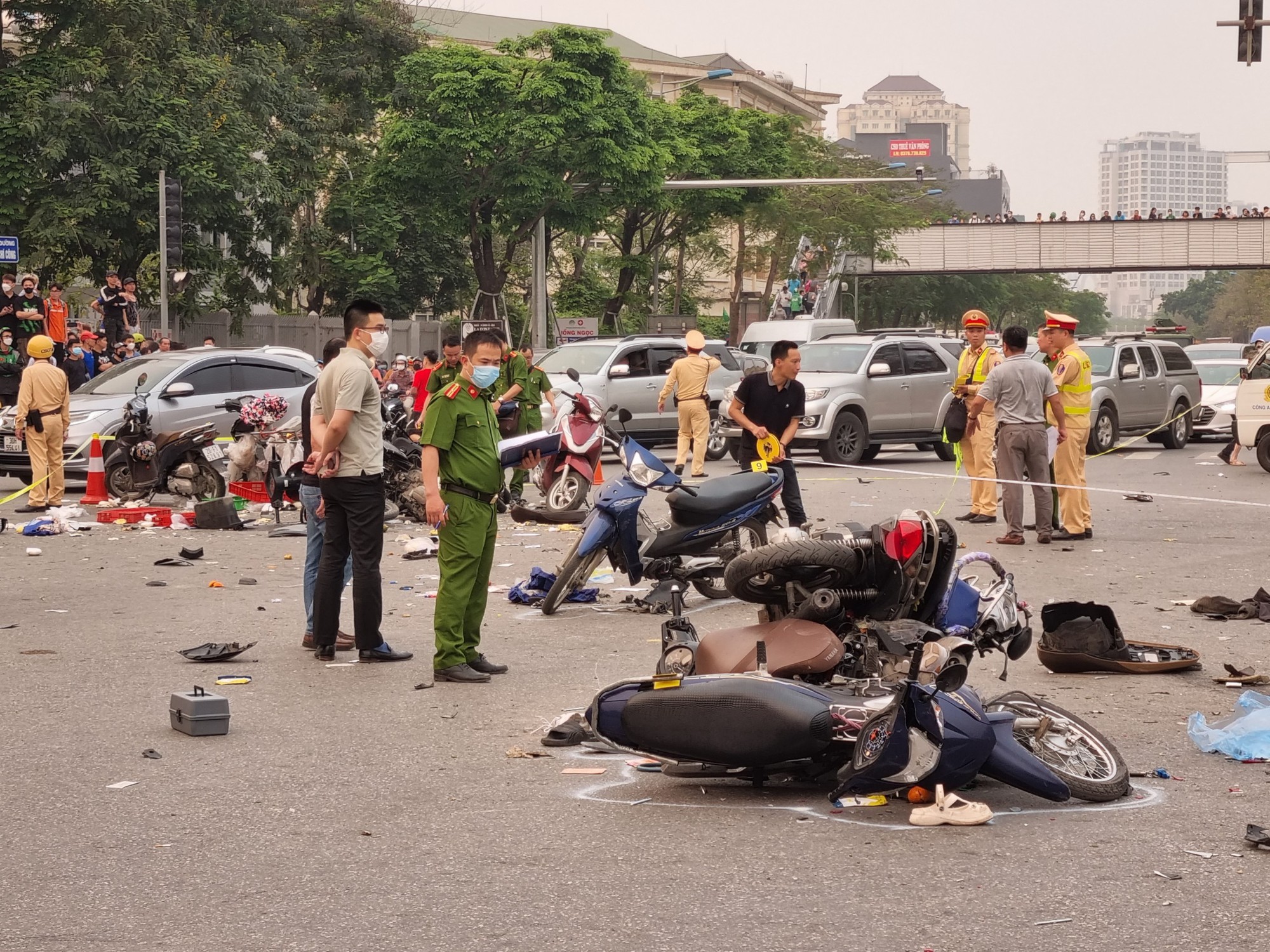 Thông tin tài xế gây tai nạn liên hoàn, khiến nhiều người thương vong trên đường Võ Chí Công - Ảnh 1.