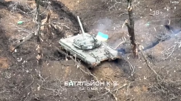 Kịch tính: Xe tăng Ukraine 'tả xung hữu đột' bắn phá chiến hào đầy lính Nga gần Bakhmut - Ảnh 2.
