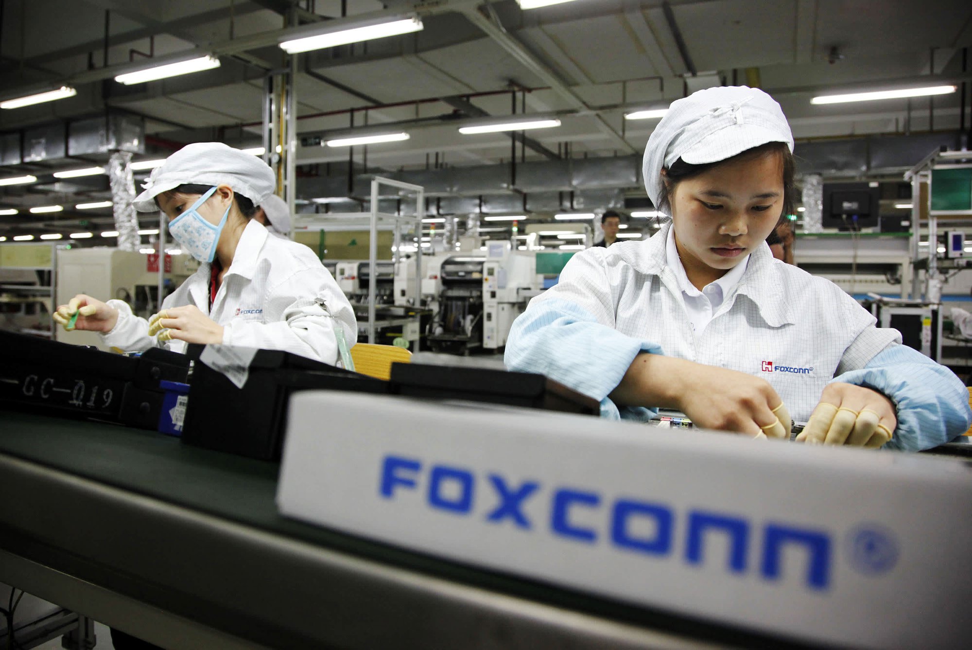 Foxconn cũng cho biết họ dự kiến sẽ giảm hoạt động kinh doanh trong quý 2. Khu phức hợp, được gọi là “Thành phố iPhone” vì là nơi sản xuất thiết bị hàng đầu của Apple lớn nhất toàn cầu, chỉ hoạt động bình thường trở lại vào tháng 1/2023. Ảnh: @AFP.