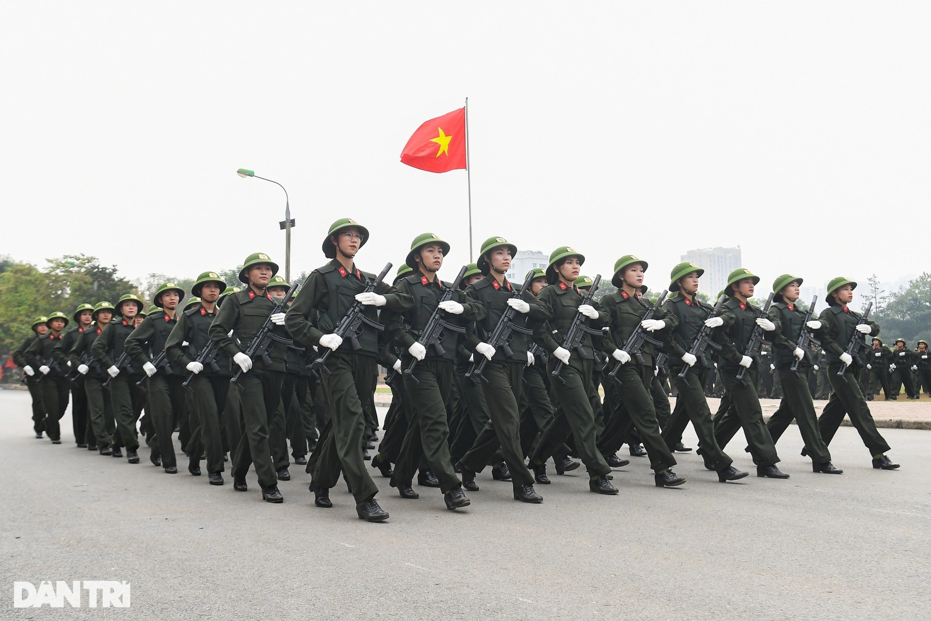 Màn võ thuật, bắn súng vây bắt tội phạm đẹp mắt của nữ sinh công an - Ảnh 2.