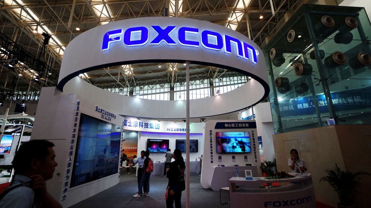 Công ty Hon Hai Precision Industry Co, tên giao dịch Foxconn Technology Group hay phổ biến hơn là Foxconn, là một nhà sản xuất hợp đồng điện tử đa quốc gia của Đài Loan có trụ sở chính tại Thổ Thành, Thành phố Tân Bắc, Đài Loan. Đây cũng là Nhà sản xuất thiết bị lớn nhất thế giới của Apple. Ảnh: @AFP.