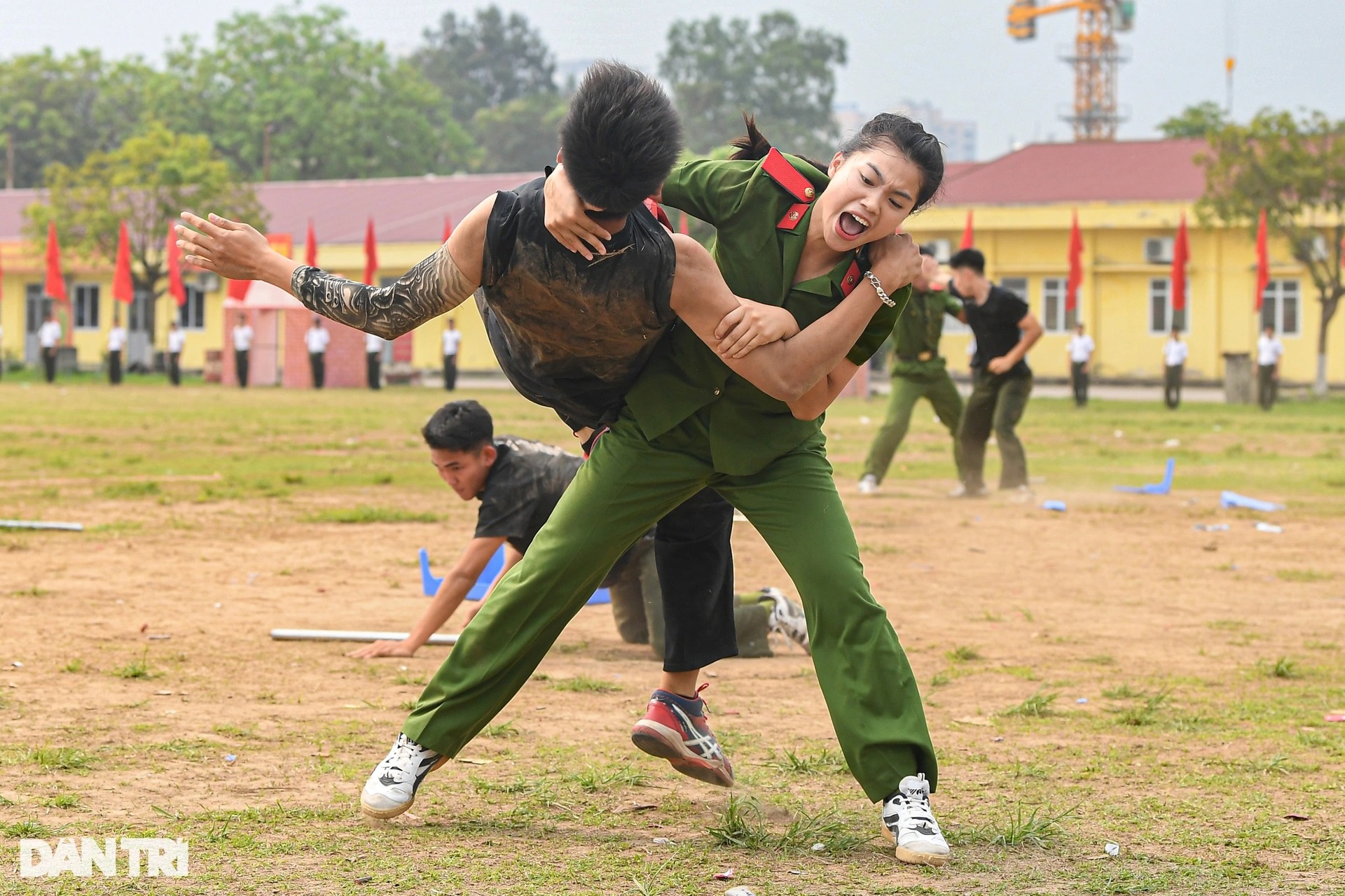 Màn võ thuật, bắn súng vây bắt tội phạm đẹp mắt của nữ sinh công an - Ảnh 4.