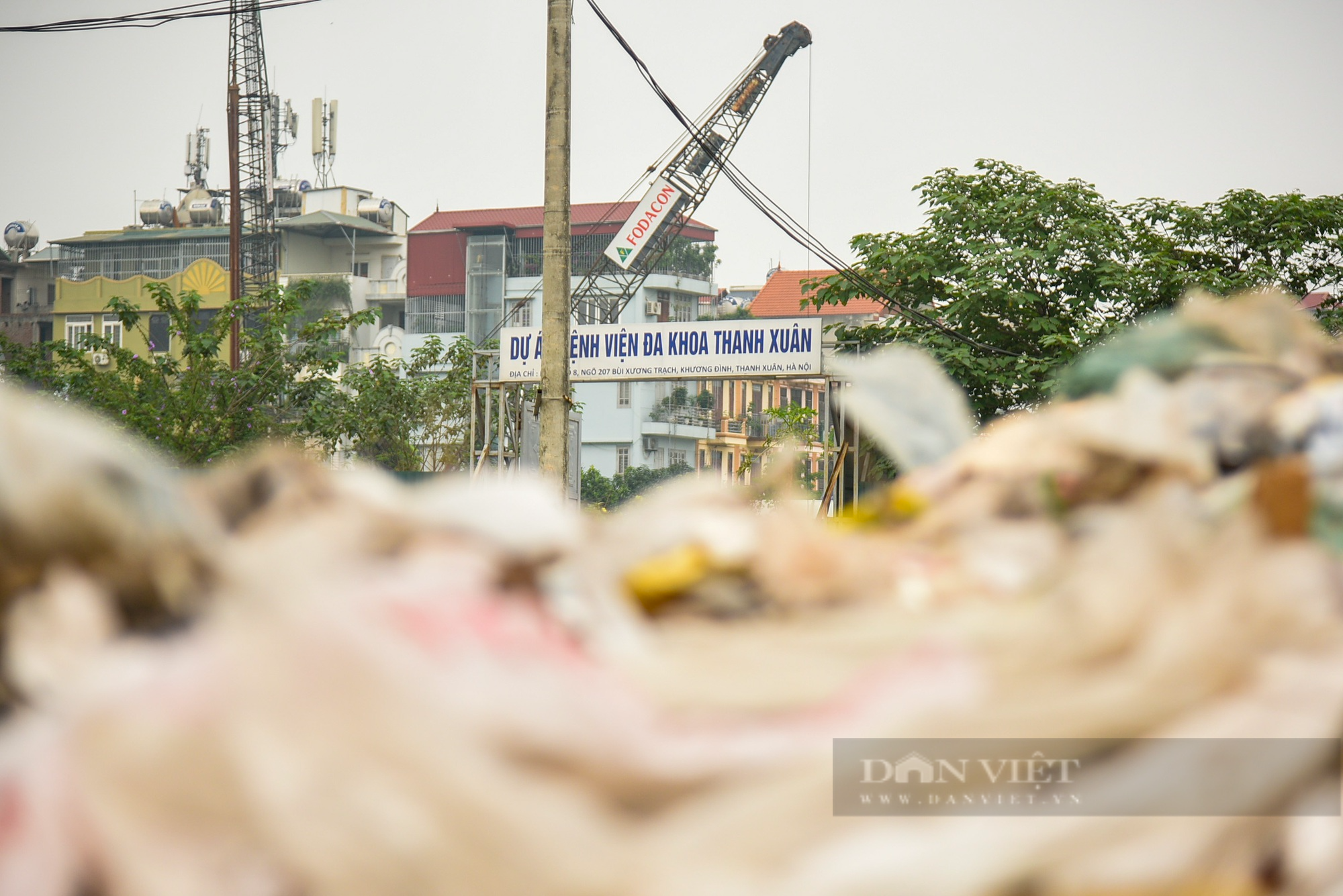 Đường vào dự án bệnh viện xuống cấp, rác bủa vây nhiều năm giữa Thủ đô - Ảnh 3.