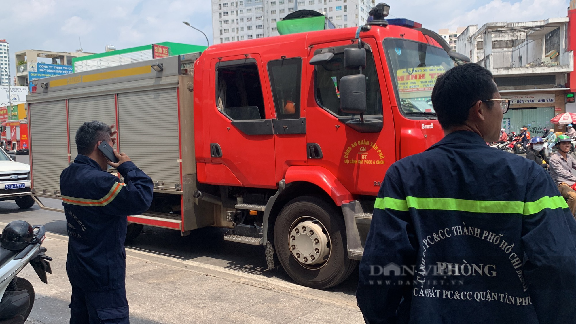 Cháy tiệm cắt tóc, một đoạn đường ở quận Tân Phú kẹt cứng người và phương tiện - Ảnh 1.