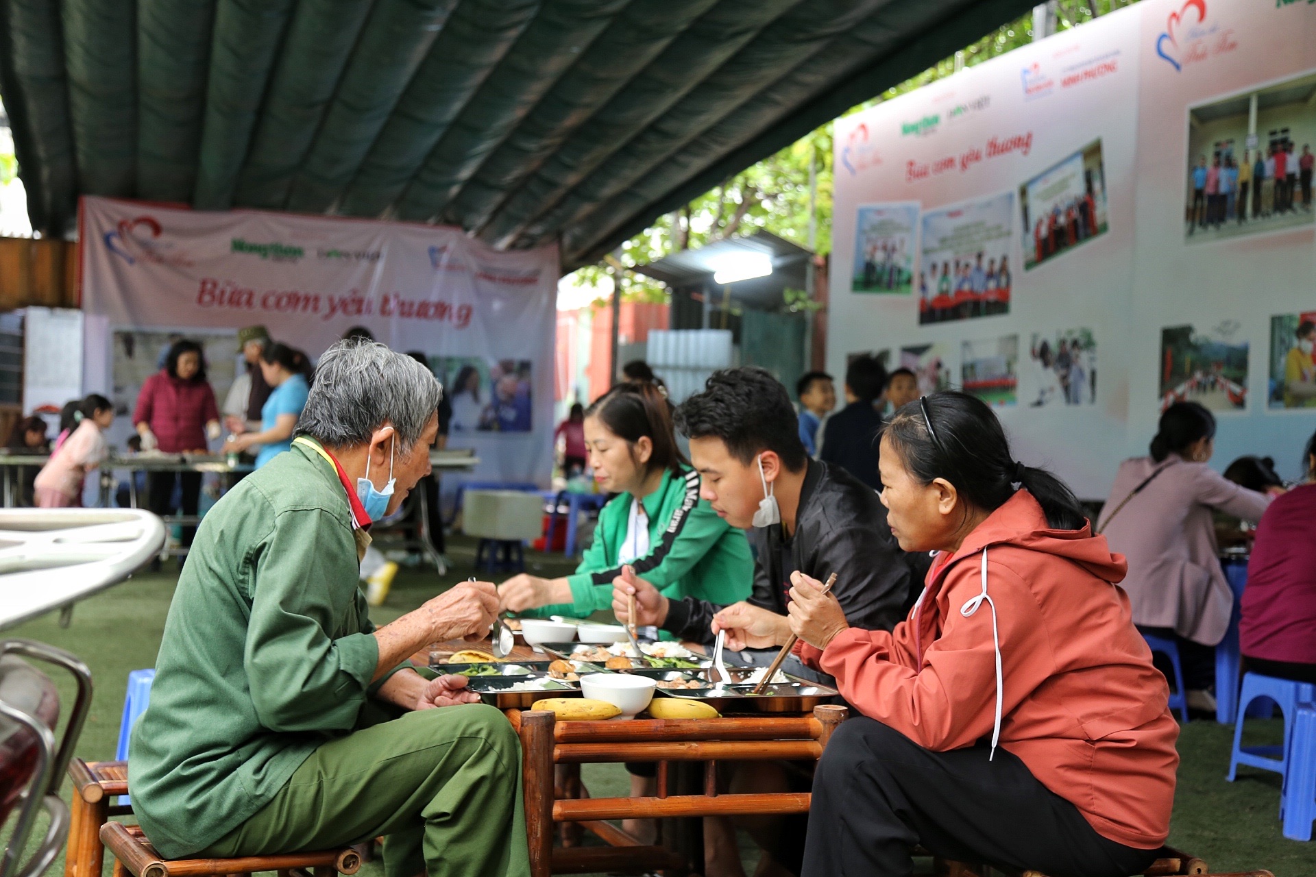 Trao yêu thương đong đầy trong từng phiếu ăn - Ảnh 2.