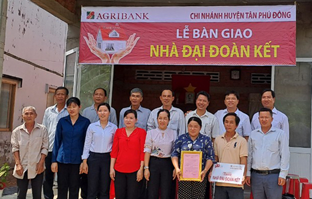 Agribank Tiền Giang bàn giao 17 căn nhà đại đoàn kết - Ảnh 3.