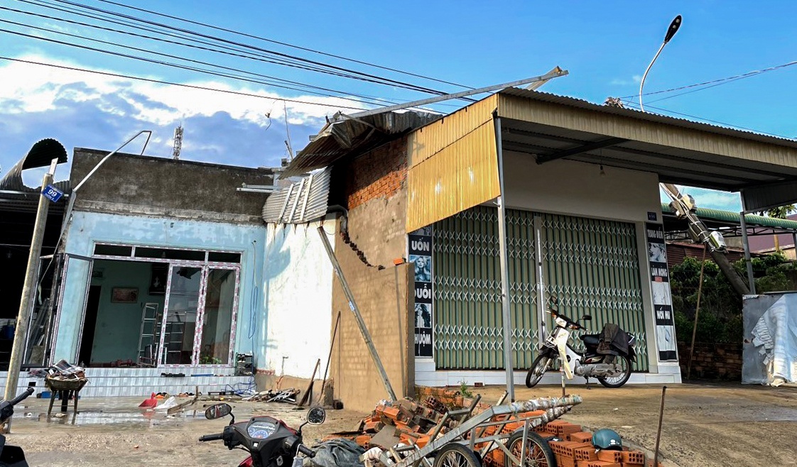Lốc xoáy xuất hiện liên tục ở Lâm Đồng, gây thiệt hại nặng - Ảnh 2.