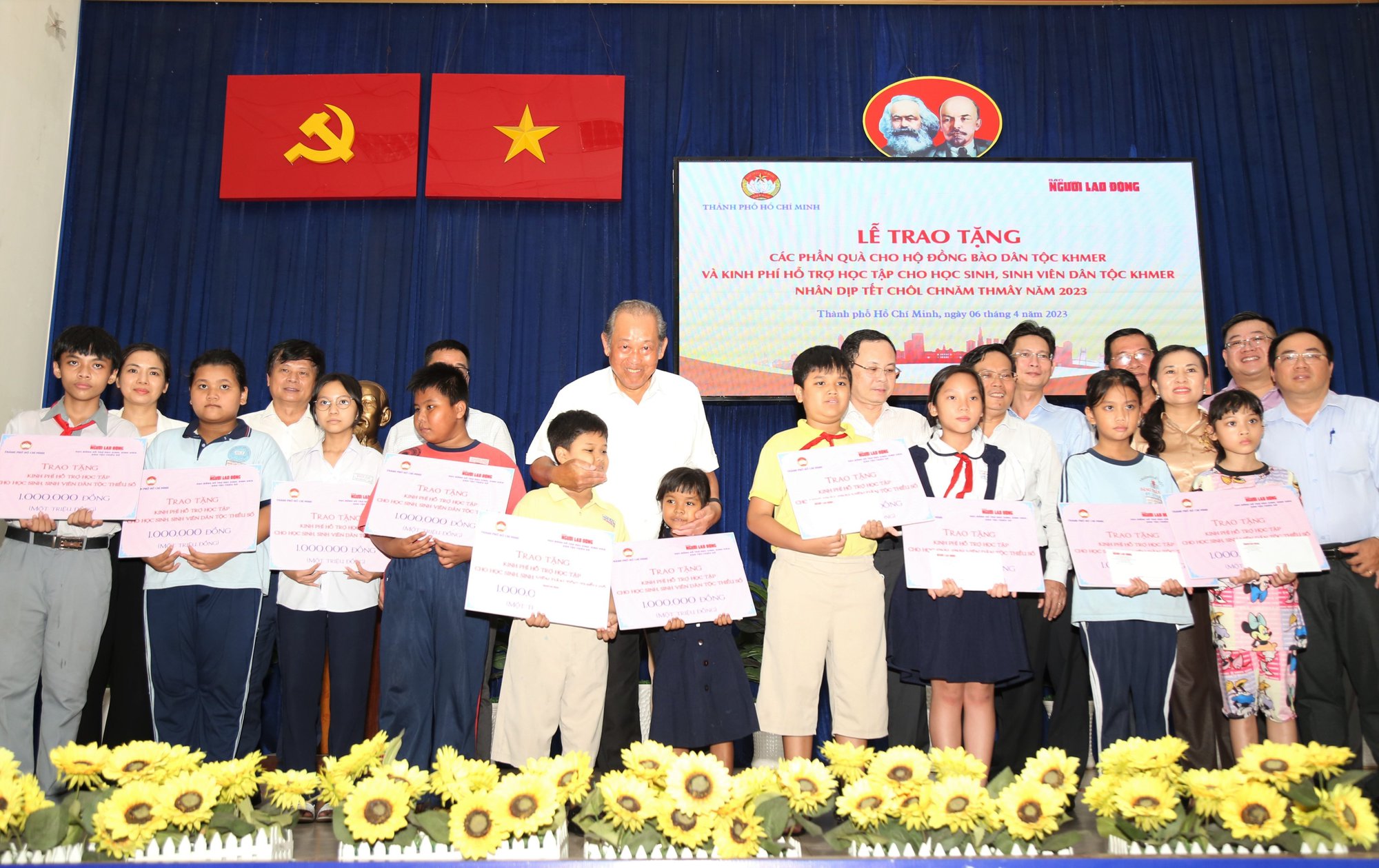 TP.HCM tặng quà đồng bào Khmer nhân dịp tết Chôl Chnăm Thmây - Ảnh 1.