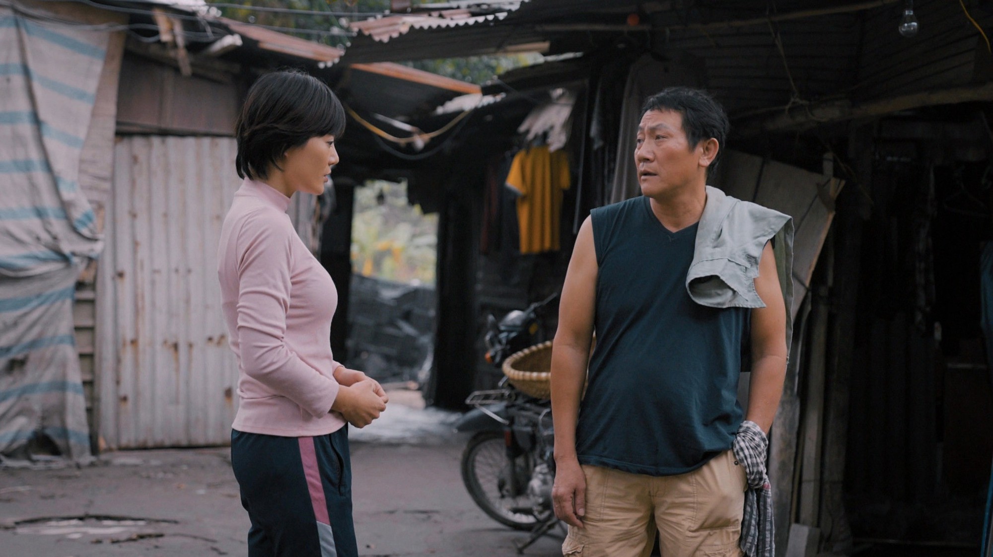 Chuyện &quot;dở khóc dở cười&quot; của những cặp đôi chênh lệch hàng chục tuổi trên phim truyền hình Việt - Ảnh 1.