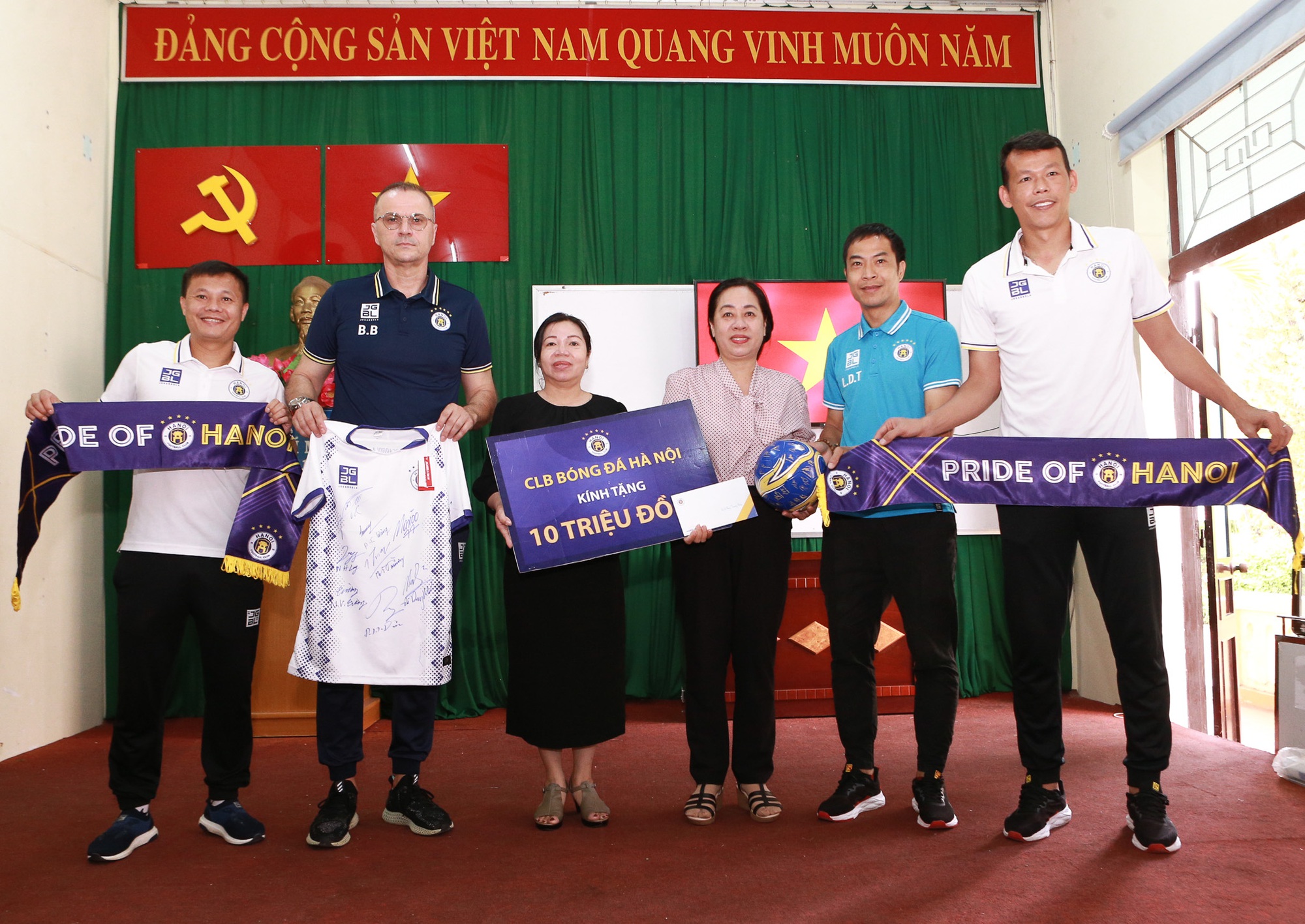 Trước trận đấu với TP.HCM, CLB Hà Nội tổ chức hoạt động kỷ niệm 30/4 - Ảnh 1.