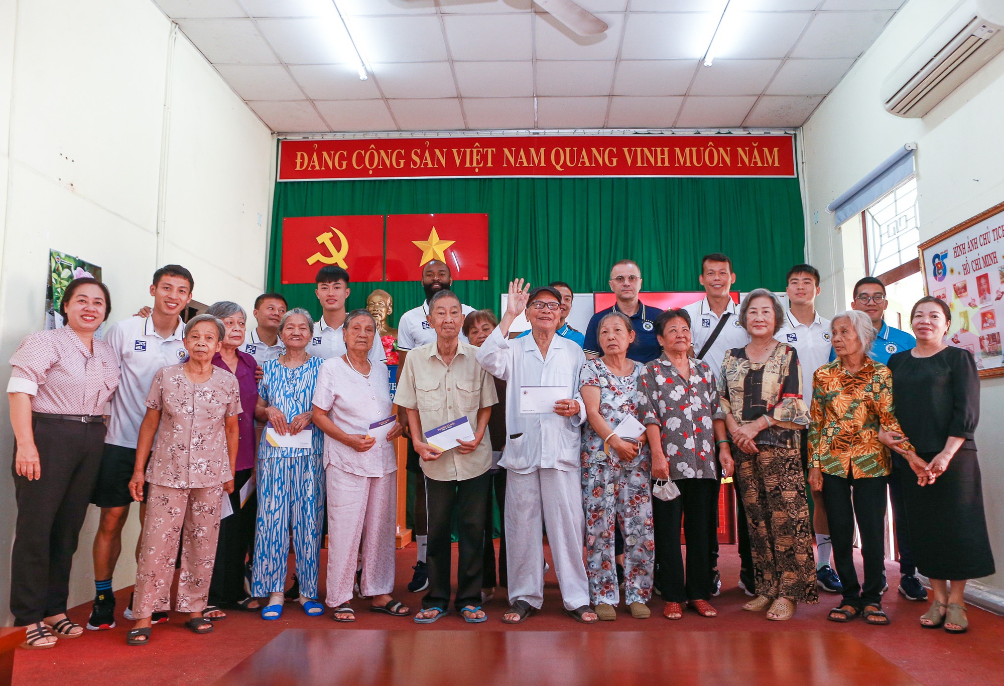 Trước trận đấu với TP.HCM, CLB Hà Nội tổ chức hoạt động kỷ niệm 30/4 - Ảnh 3.