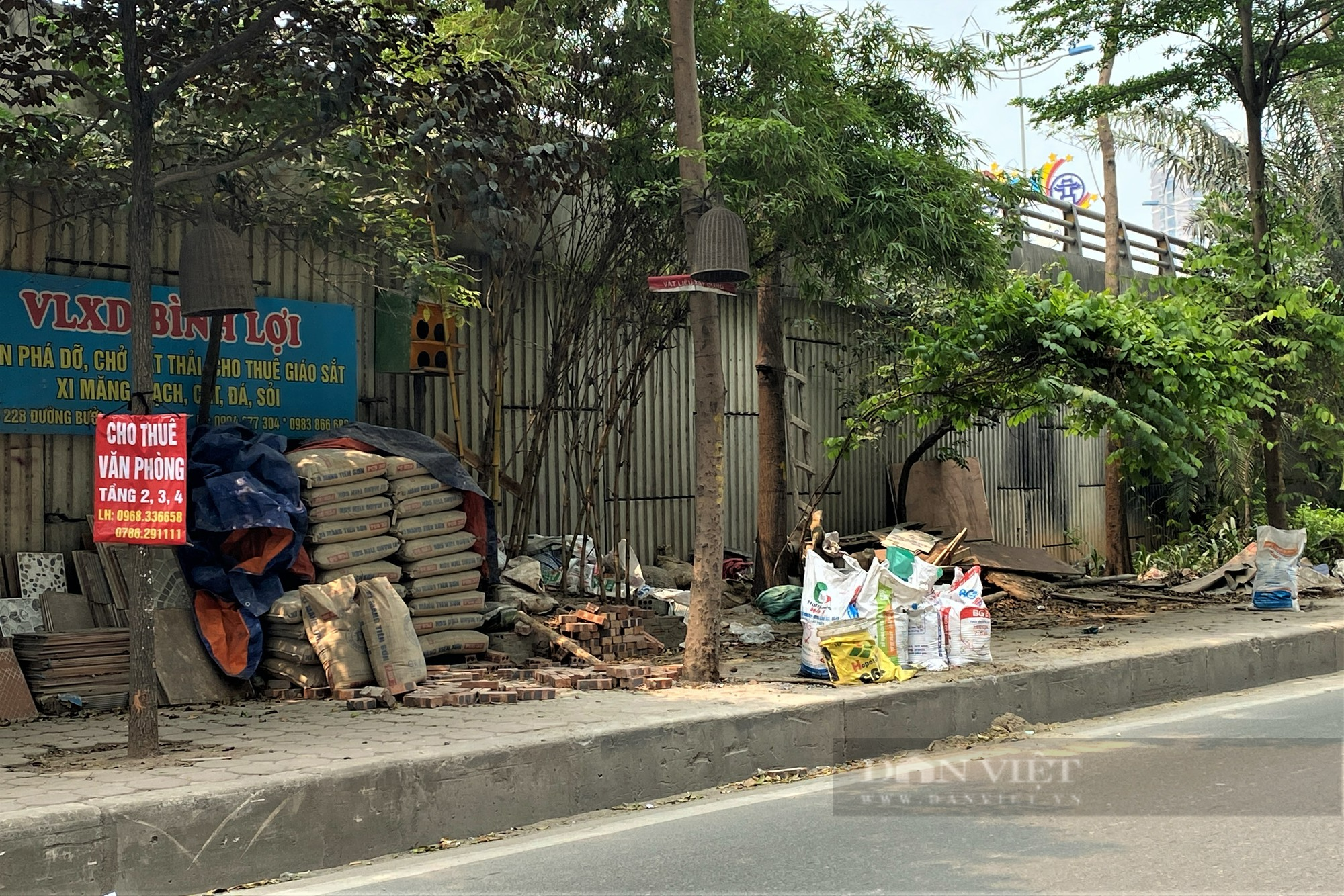 Hà Nội: Rác thải bủa vây tuyến đường Vành đai 2 - Ảnh 3.