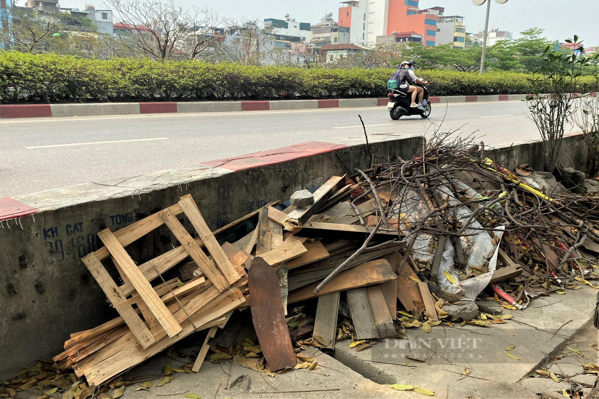 Hà Nội: Rác thải bủa vây tuyến đường Vành đai 2 - Ảnh 6.