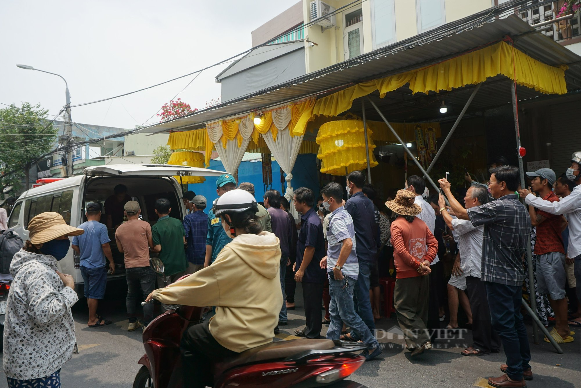 Gia đình, người dân đón thi thể nạn nhân vụ rơi trực thăng Bell 505 về Đà Nẵng - Ảnh 2.