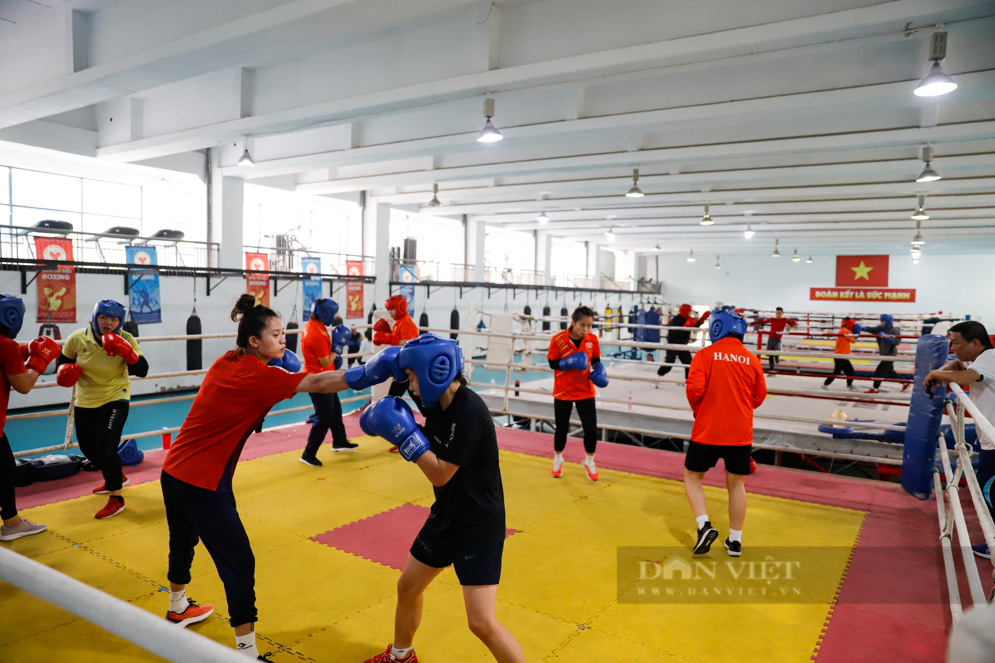 Xem nữ võ sĩ lập mốc son lịch sử cho boxing Việt Nam căng minh tập luyện trước SEA Games 32 - Ảnh 2.