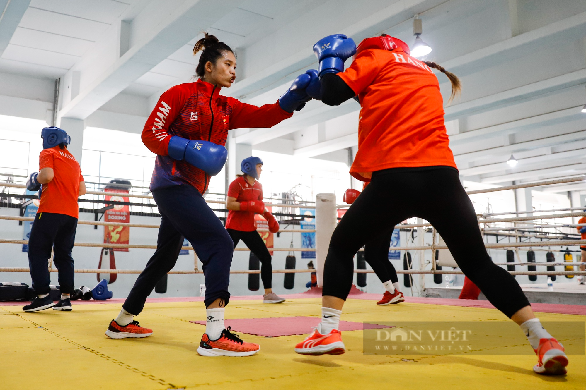Xem nữ võ sĩ lập mốc son lịch sử cho boxing Việt Nam căng minh tập luyện trước SEA Games 32 - Ảnh 3.