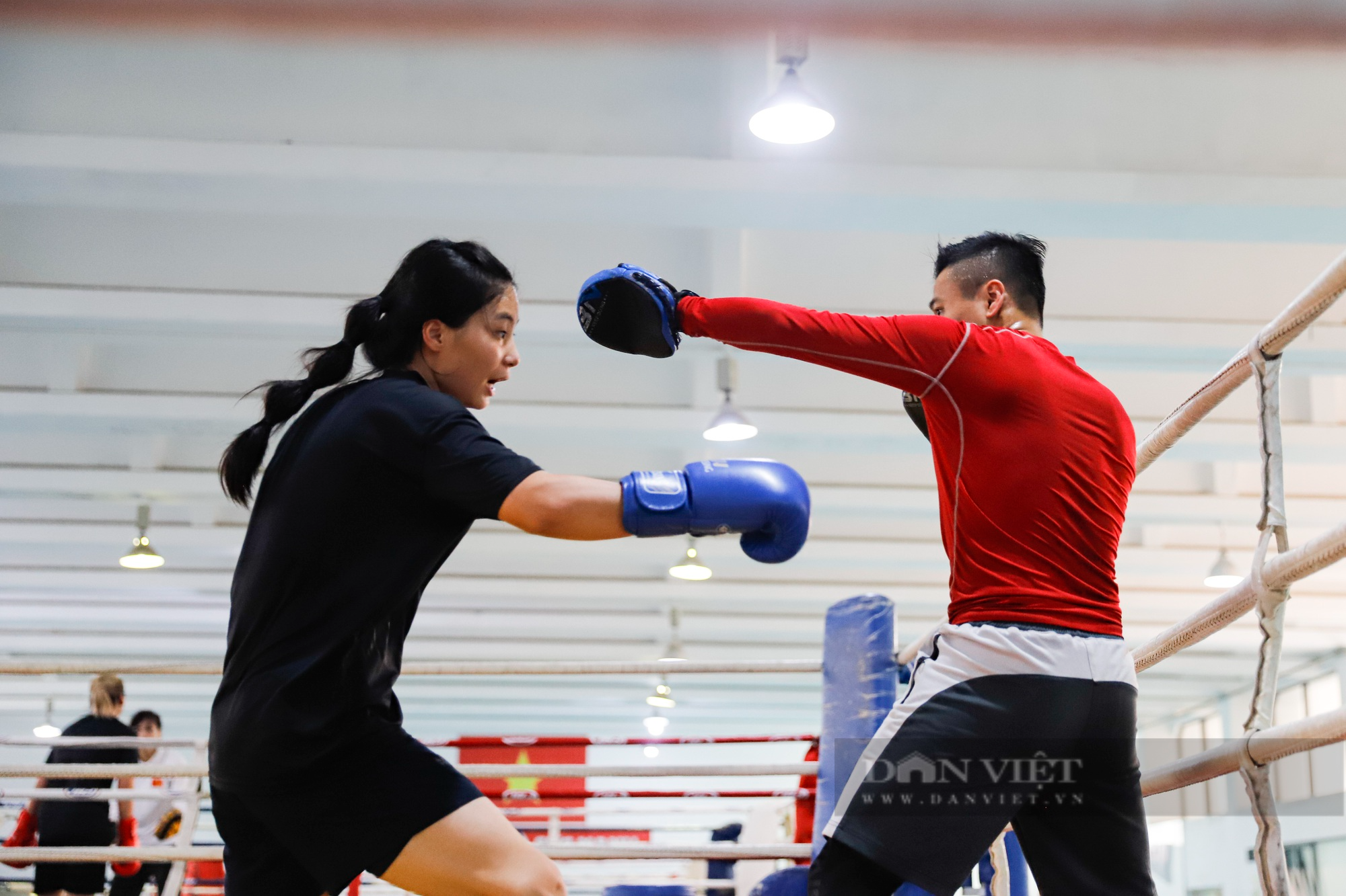 Xem nữ võ sĩ lập mốc son lịch sử cho boxing Việt Nam căng minh tập luyện trước SEA Games 32 - Ảnh 7.