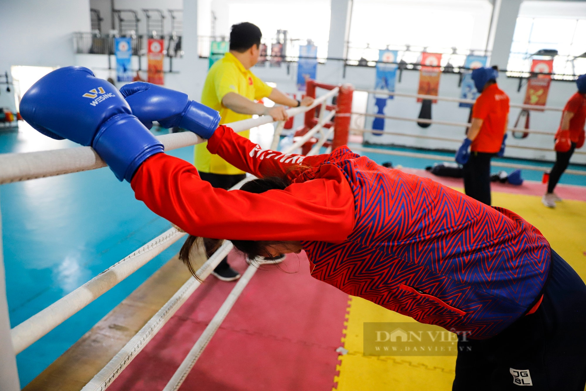 Xem nữ võ sĩ lập mốc son lịch sử cho boxing Việt Nam căng minh tập luyện trước SEA Games 32 - Ảnh 8.