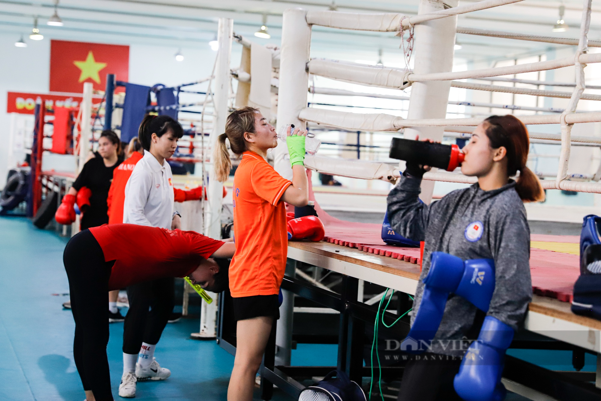 Xem nữ võ sĩ lập mốc son lịch sử cho boxing Việt Nam căng minh tập luyện trước SEA Games 32 - Ảnh 9.