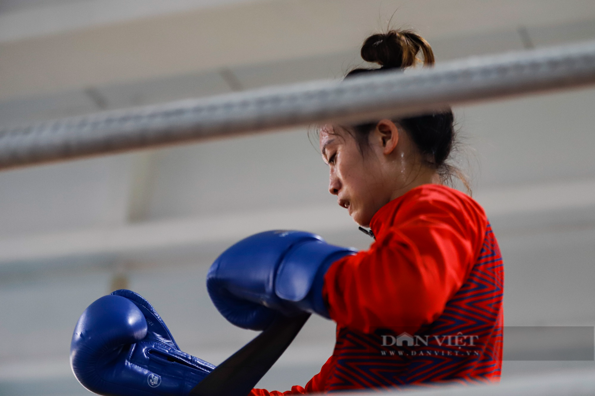 Xem nữ võ sĩ lập mốc son lịch sử cho boxing Việt Nam căng minh tập luyện trước SEA Games 32 - Ảnh 10.