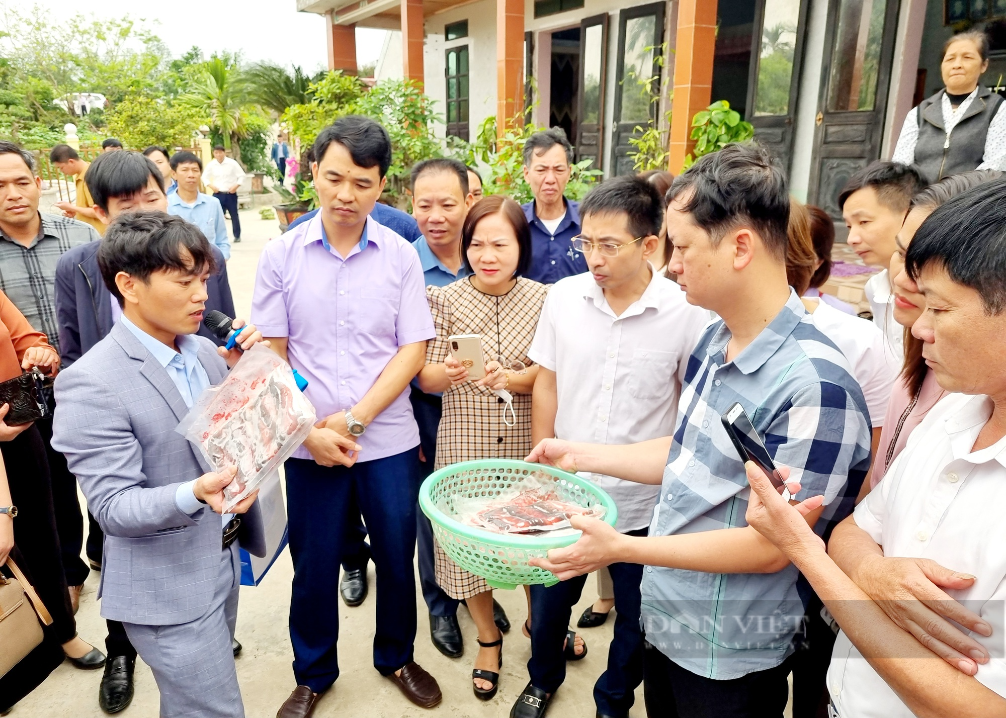 Ninh Bình: Hơn 200 cán bộ hội nông dân đi tham quan mô hình nuôi lươn, tôm tại Kim Sơn - Ảnh 5.