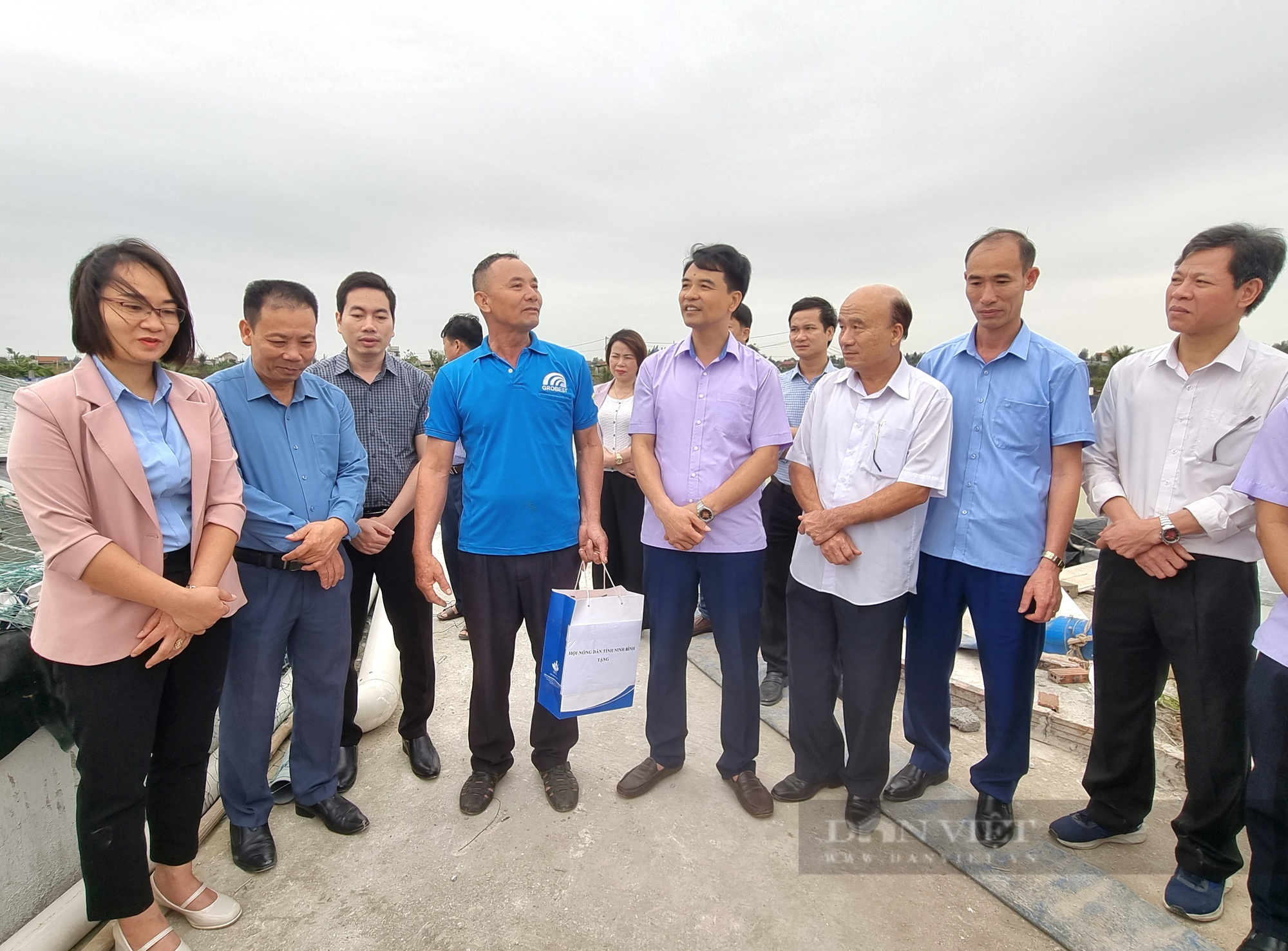 Ninh Bình: Hơn 200 cán bộ hội nông dân đi tham quan mô hình nuôi lươn, tôm tại Kim Sơn - Ảnh 7.