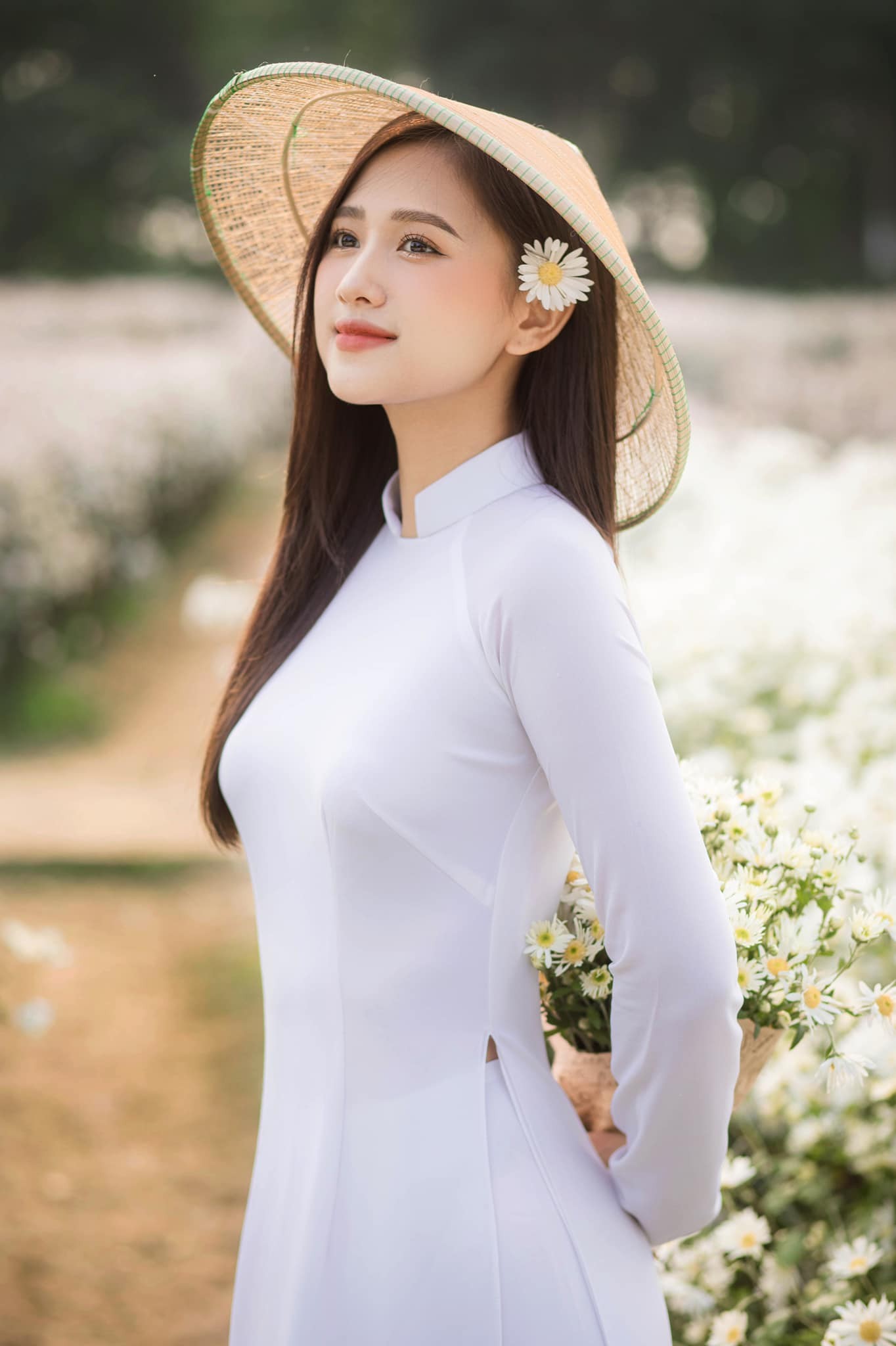 Nhan sắc hoa khôi, MC VTV8 là bạn gái tiền vệ Minh Vương - Ảnh 2.