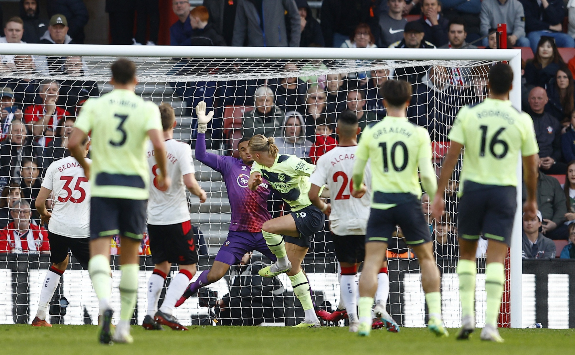 Haaland lập cú đúp, Man City đại thắng Southampton và tạo áp lực với Arsenal - Ảnh 1.