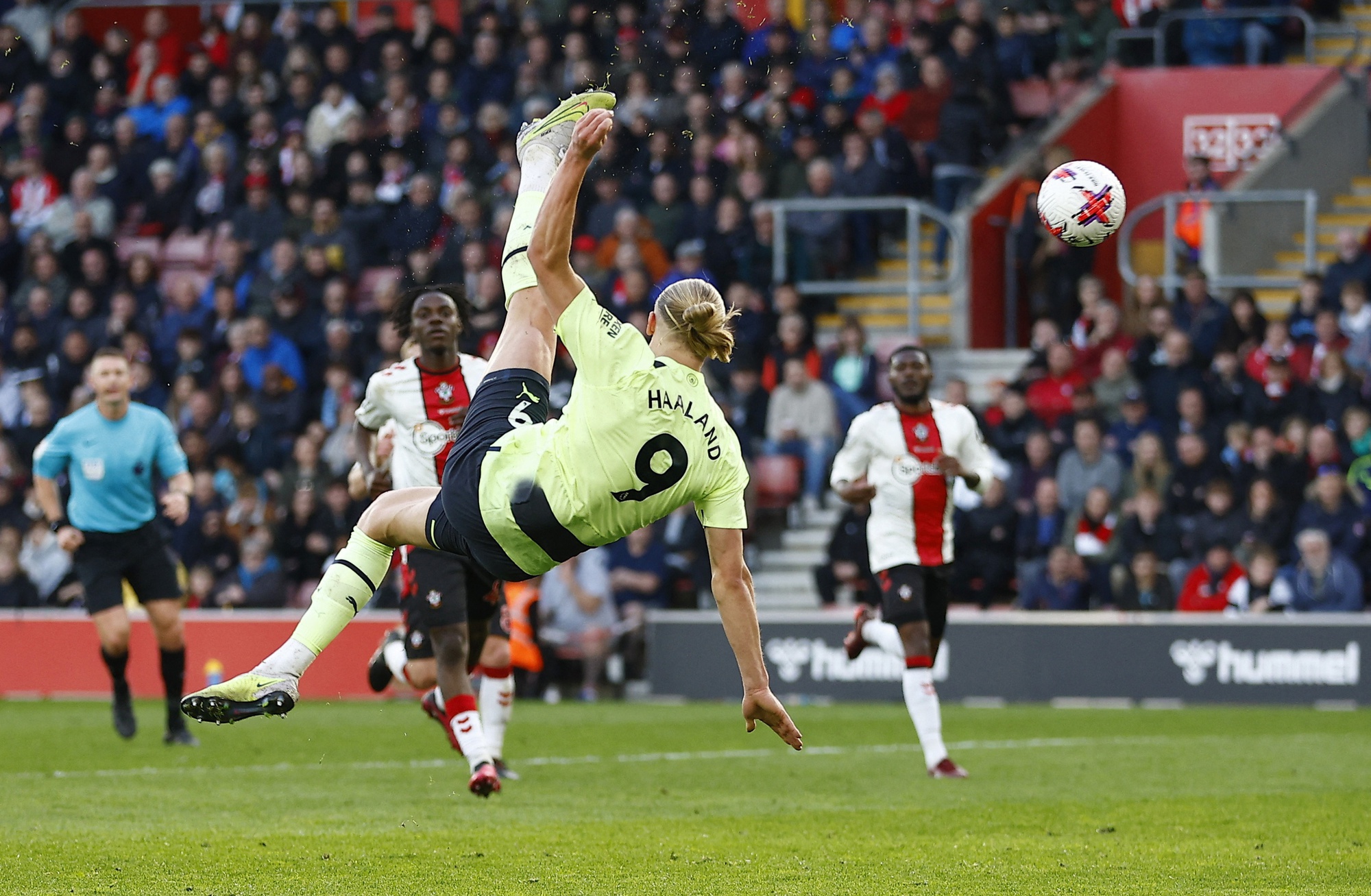 Haaland lập cú đúp, Man City đại thắng Southampton và tạo áp lực với Arsenal - Ảnh 2.
