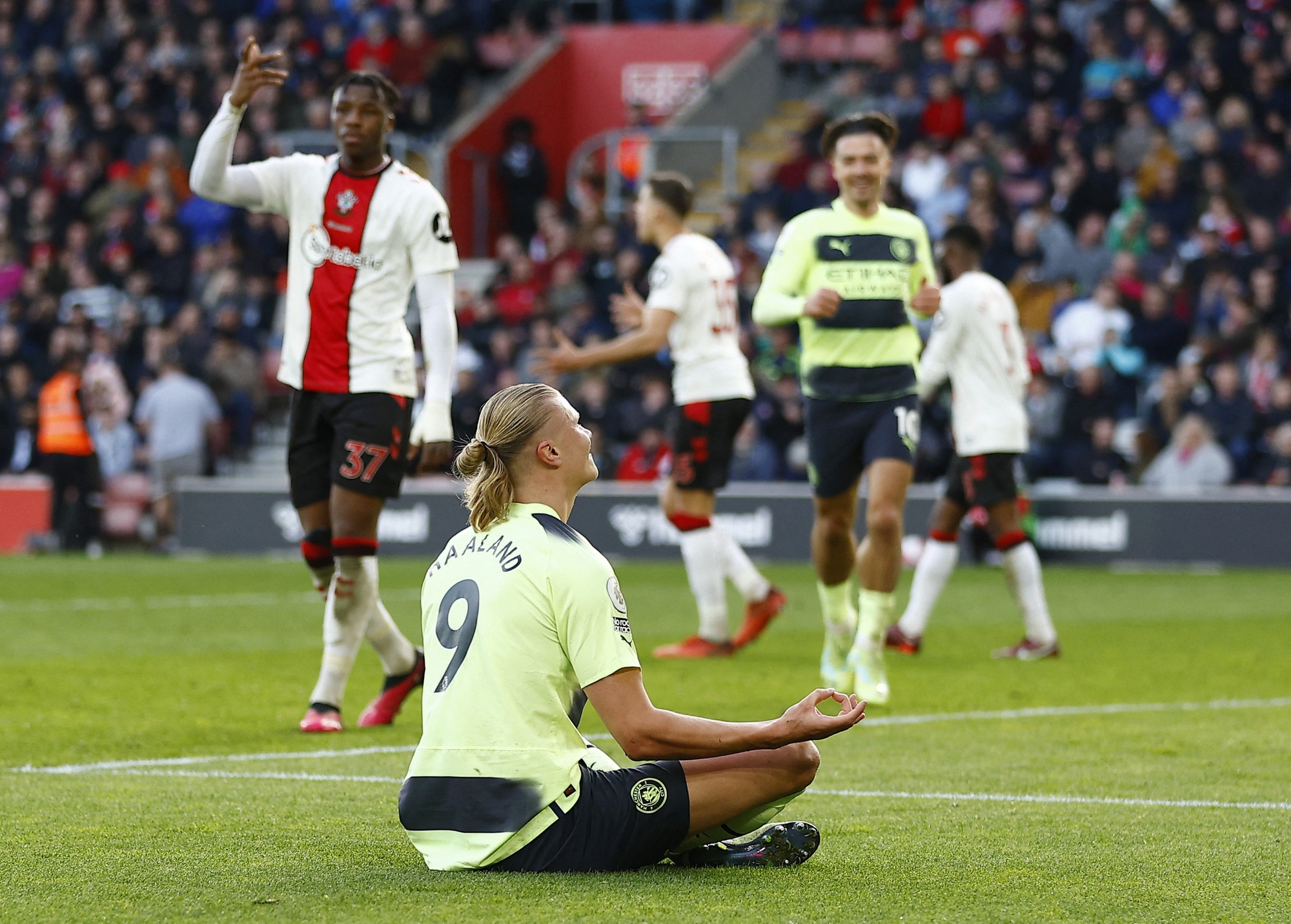 Haaland lập cú đúp, Man City đại thắng Southampton và tạo áp lực với Arsenal - Ảnh 3.