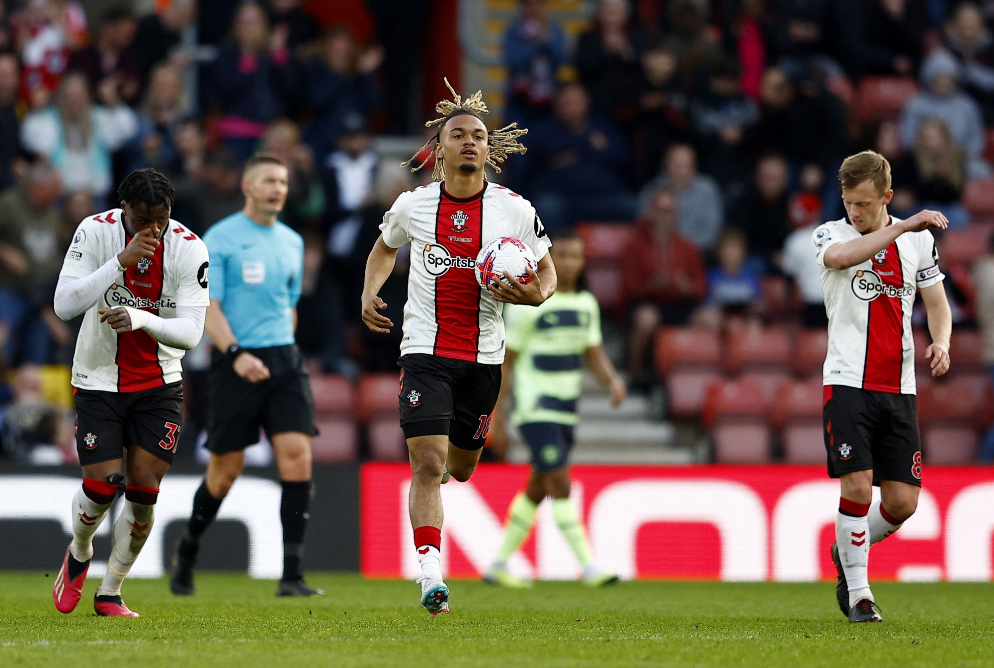 Haaland lập cú đúp, Man City đại thắng Southampton và tạo áp lực với Arsenal - Ảnh 5.